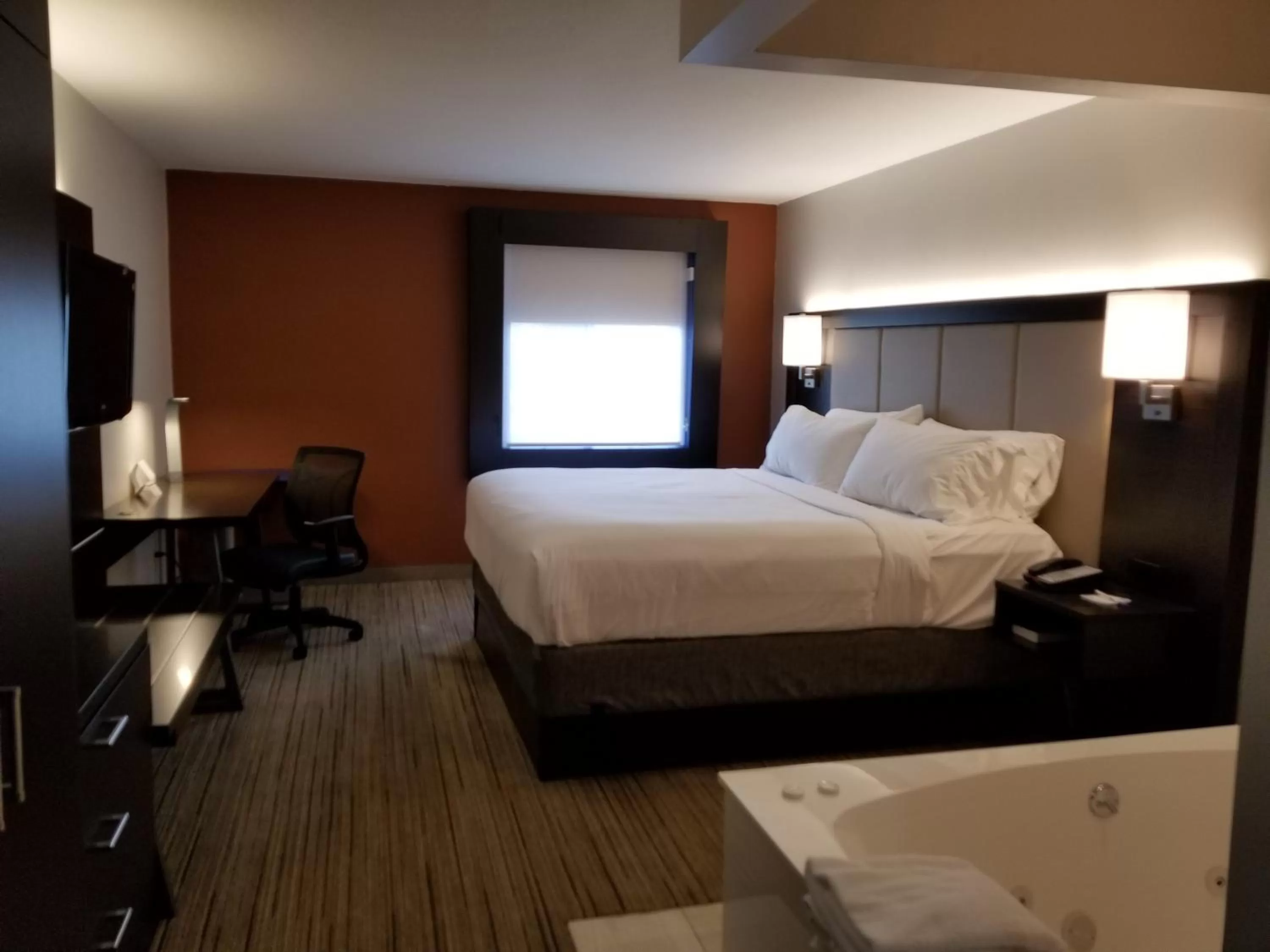 Photo of the whole room, Bed in Holiday Inn Express Birch Run-Frankenmuth Area by IHG