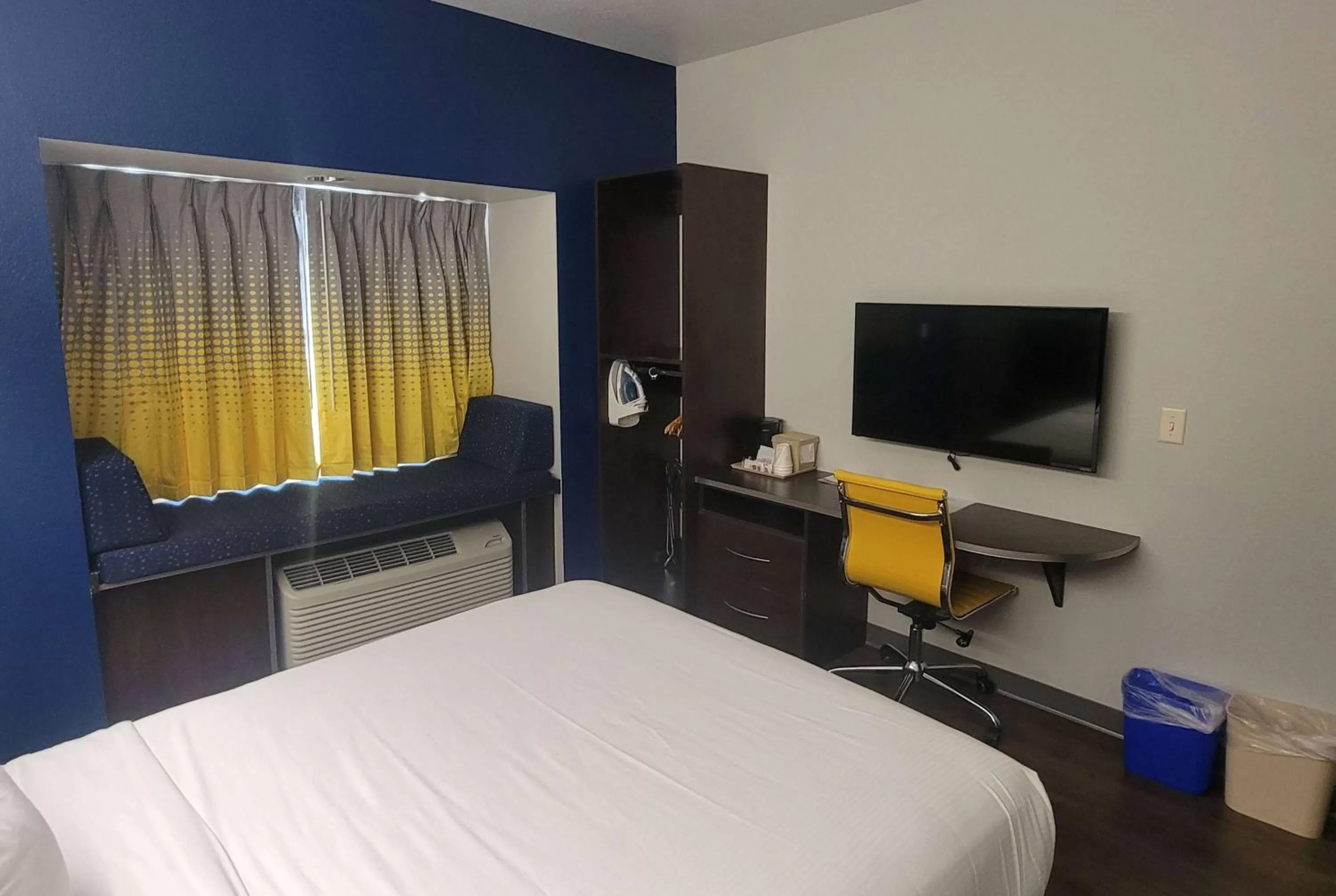 Photo of the whole room, Bed in Microtel Inn & Suites by Wyndham Bluffs