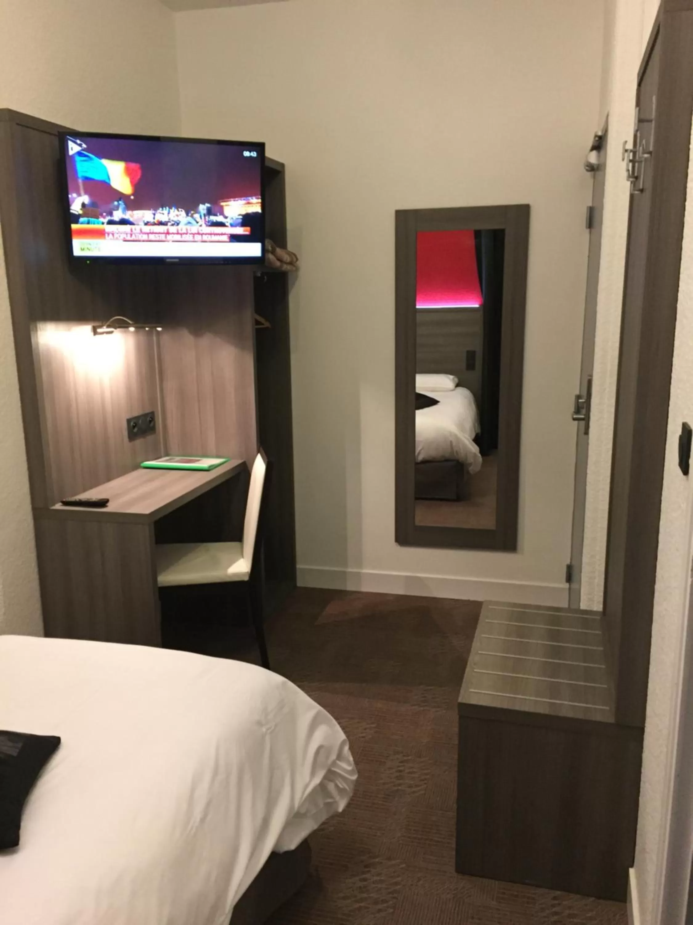 Photo of the whole room, Bed in Le Beverl'inn