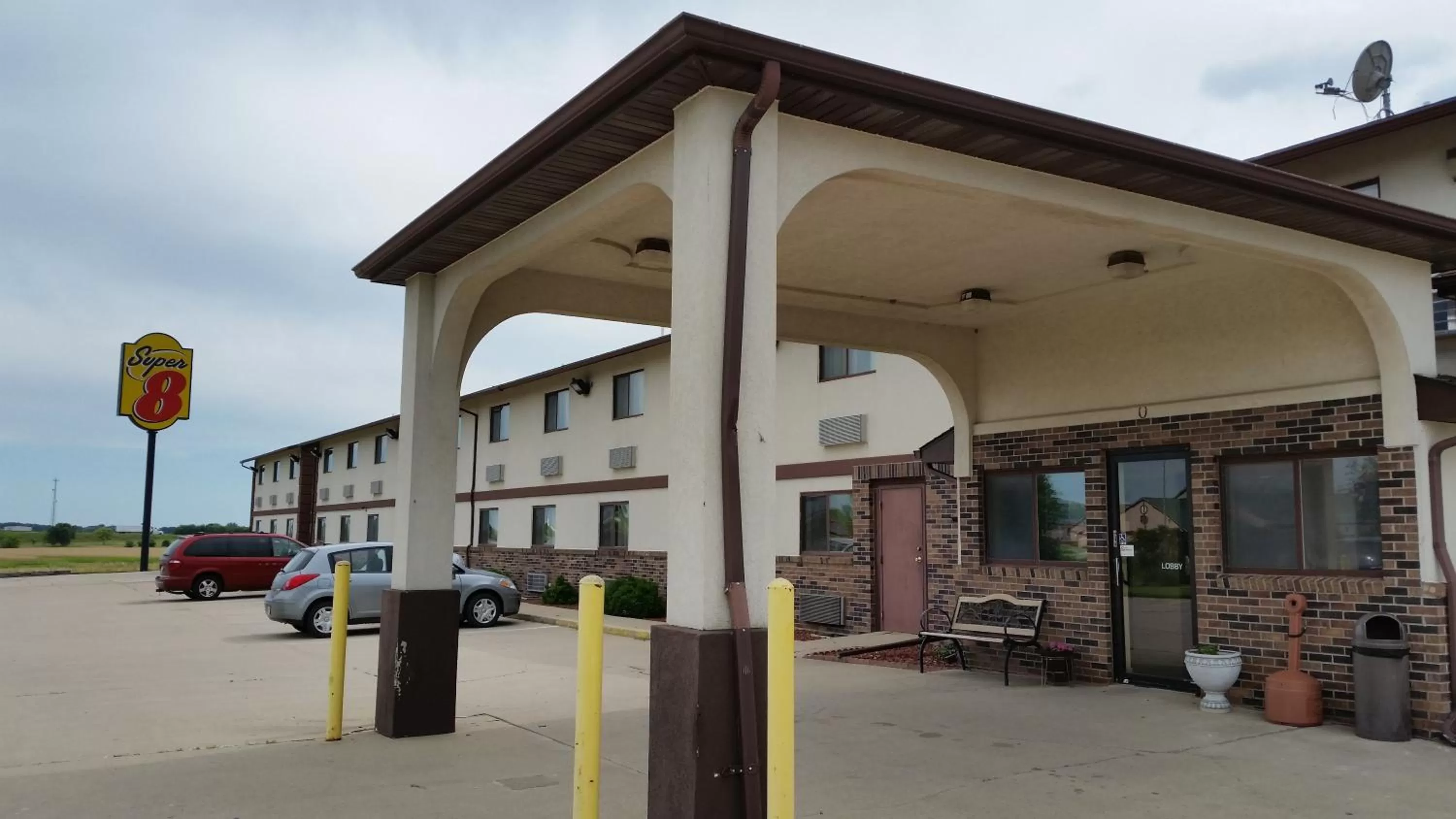 Facade/entrance in Super 8 by Wyndham Grinnell IA
