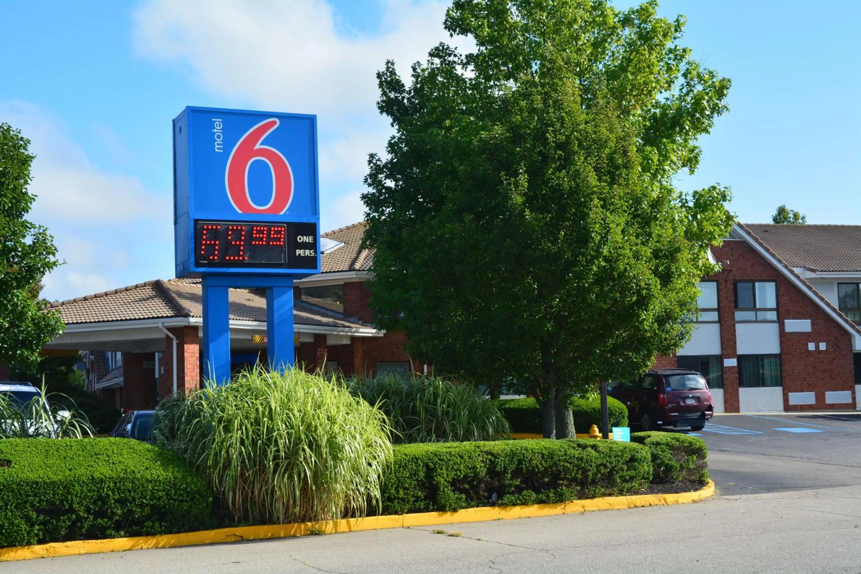 Property building in Motel 6-Newport, RI