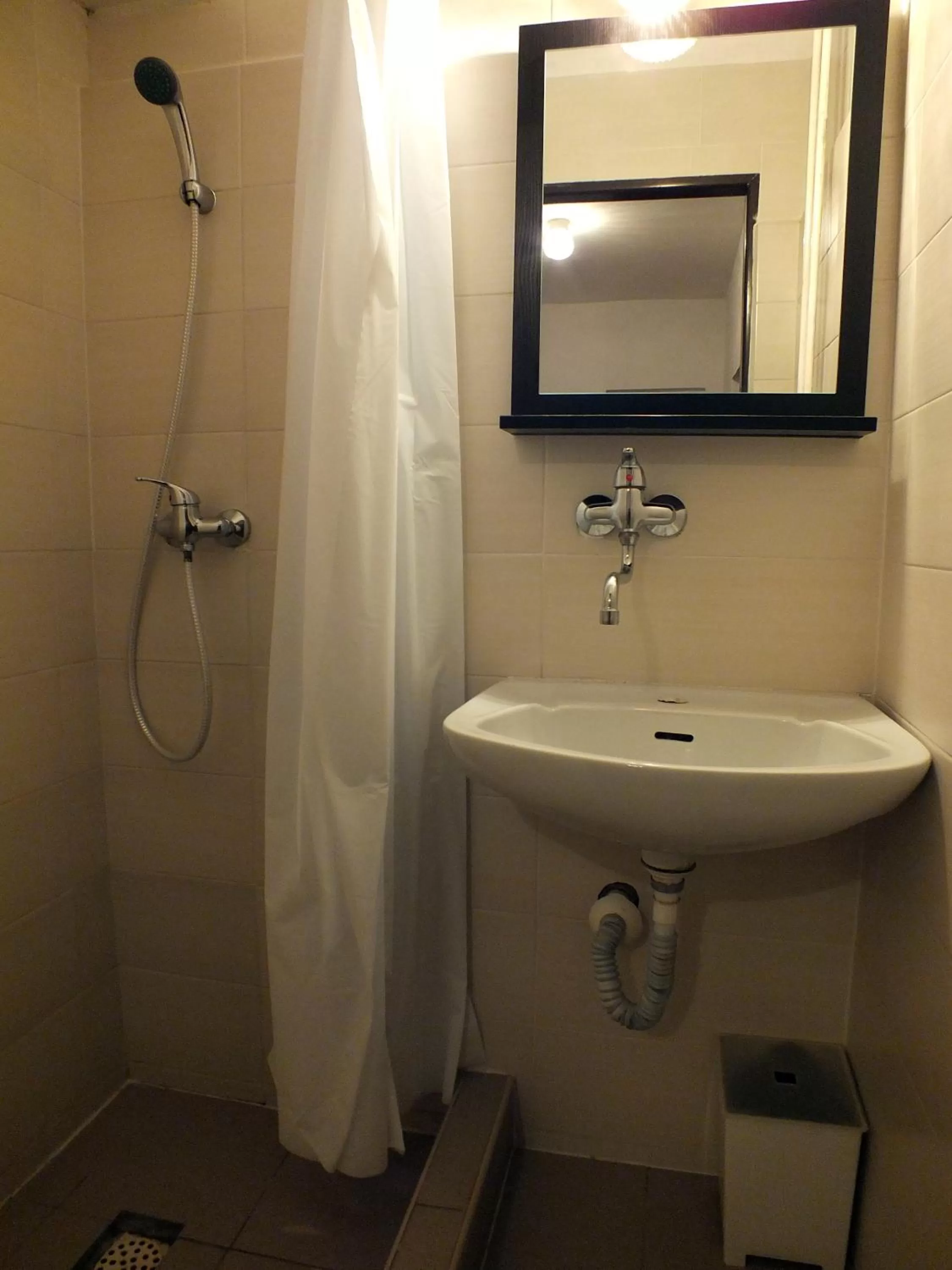 Shower, Bathroom in Hotel Garni
