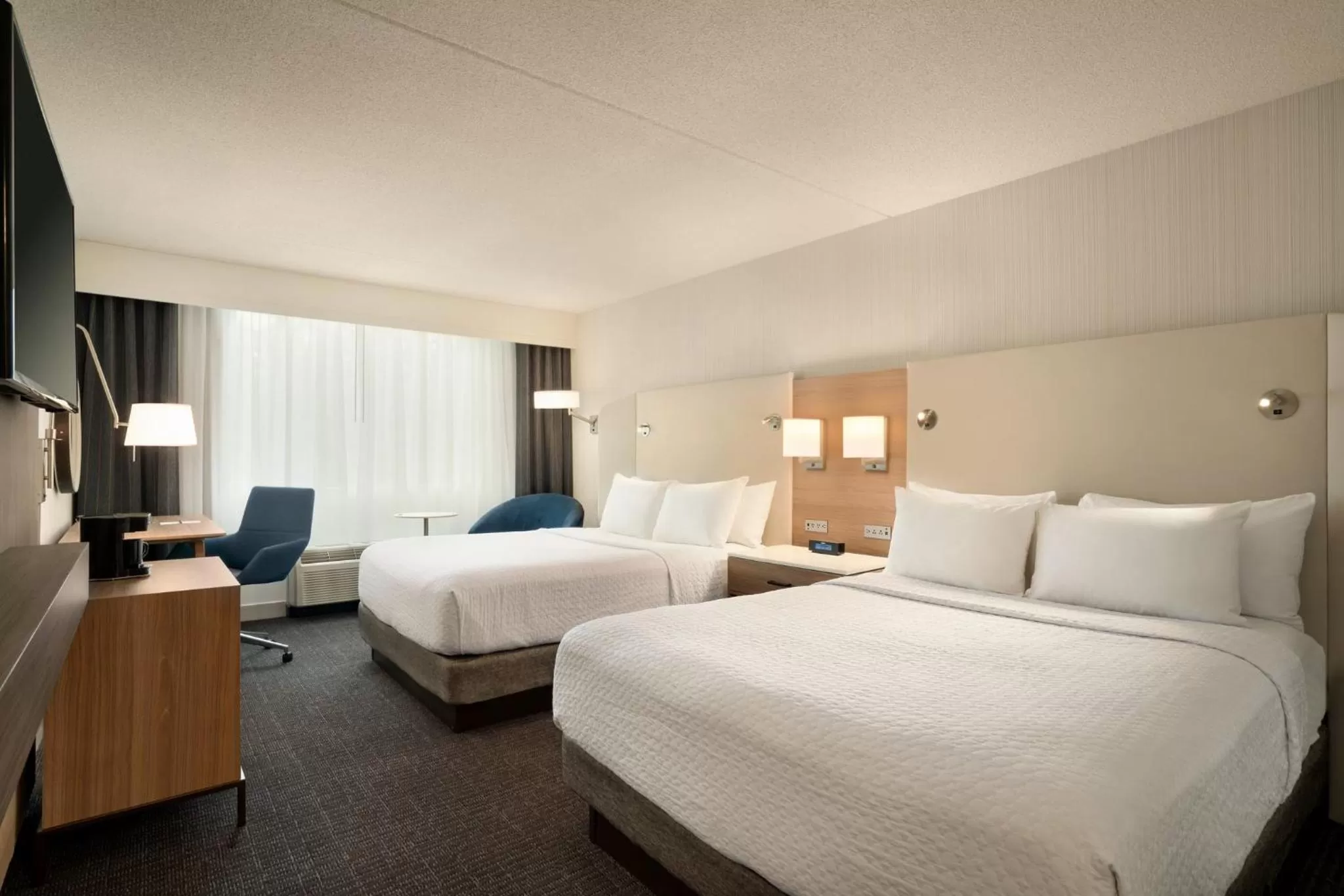 Photo of the whole room, Bed in Crowne Plaza Hotel Philadelphia - King of Prussia by IHG