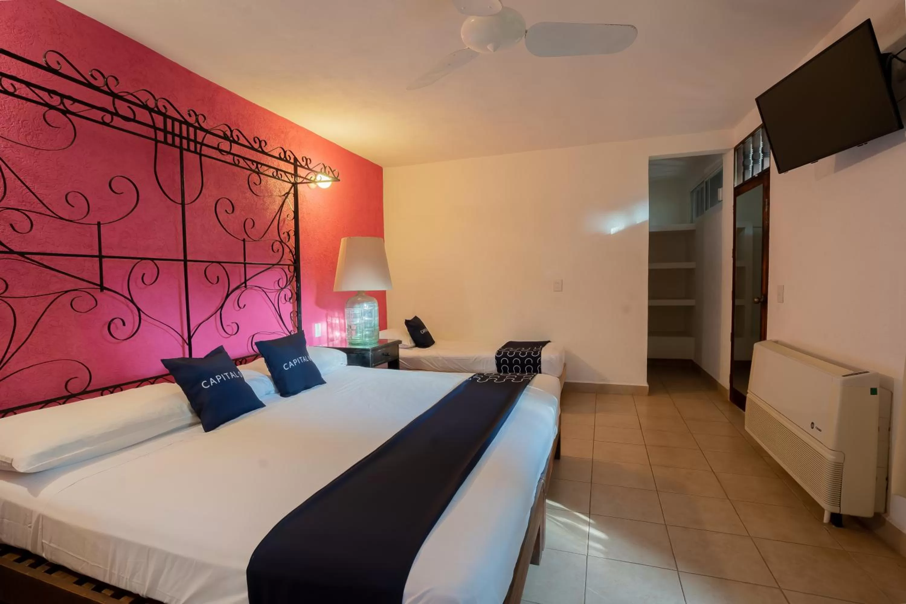 Bedroom, Bed in Hotel Mision, Acapulco centro