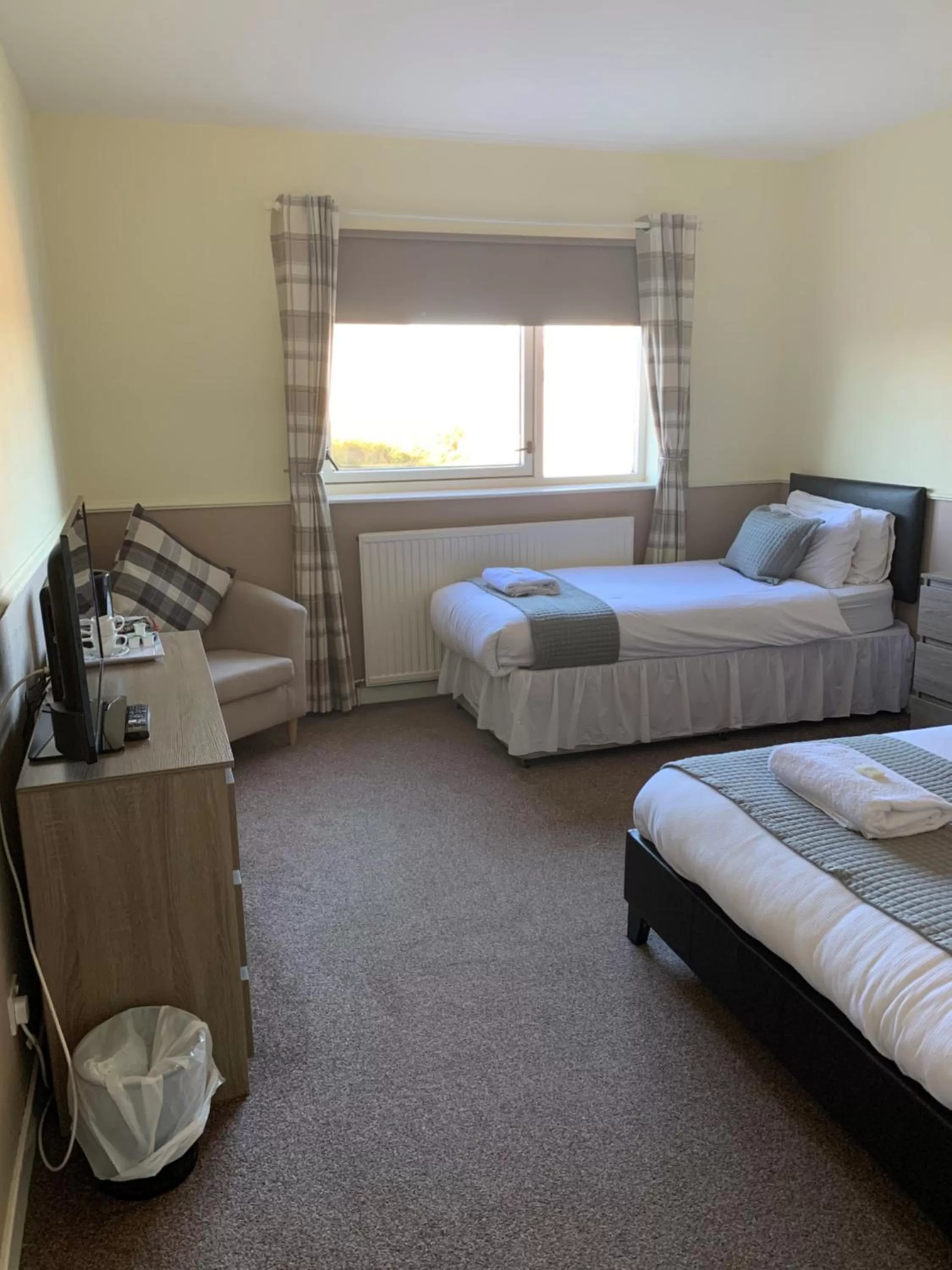 Photo of the whole room, Bed in The Ship Inn