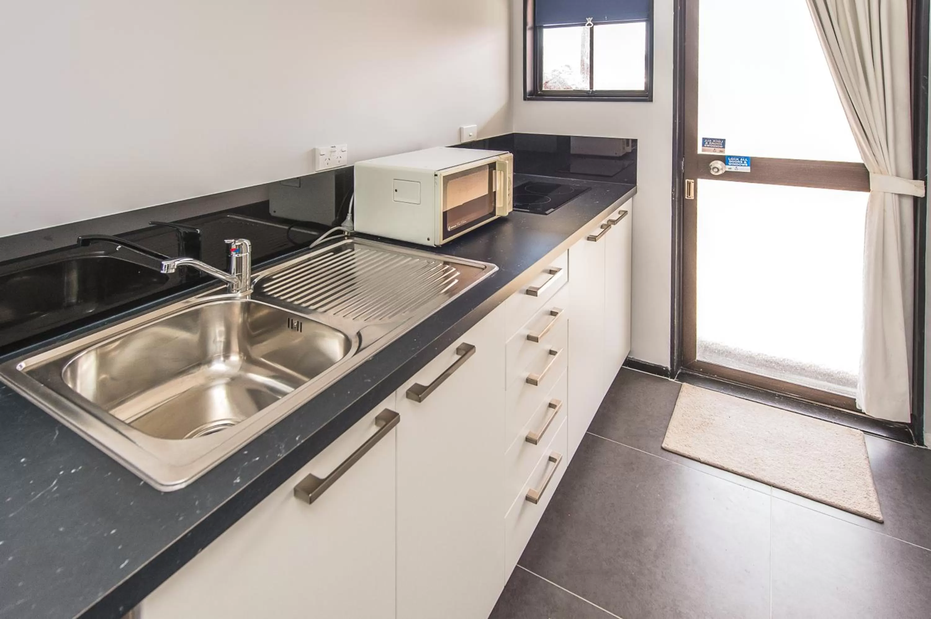 Kitchen or kitchenette in Burwood Motel