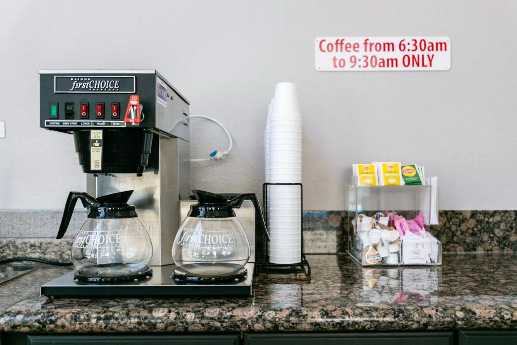 Coffee/tea facilities in Anaheim Discovery Inn and Suites