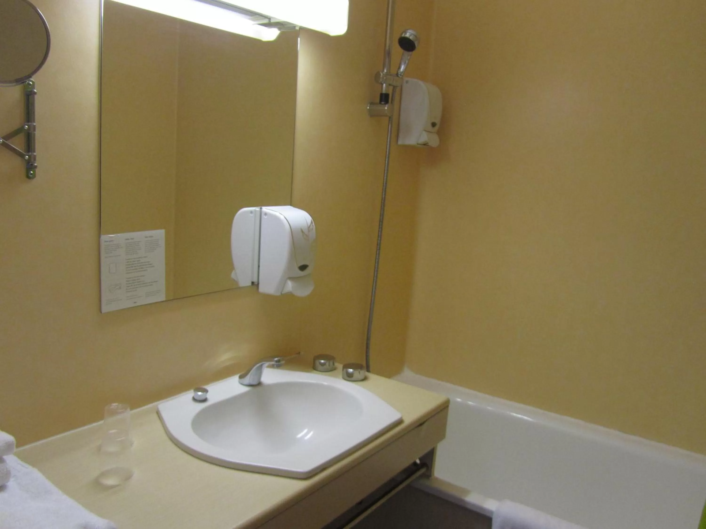 Bathroom in Hôtel Le Saint Joseph