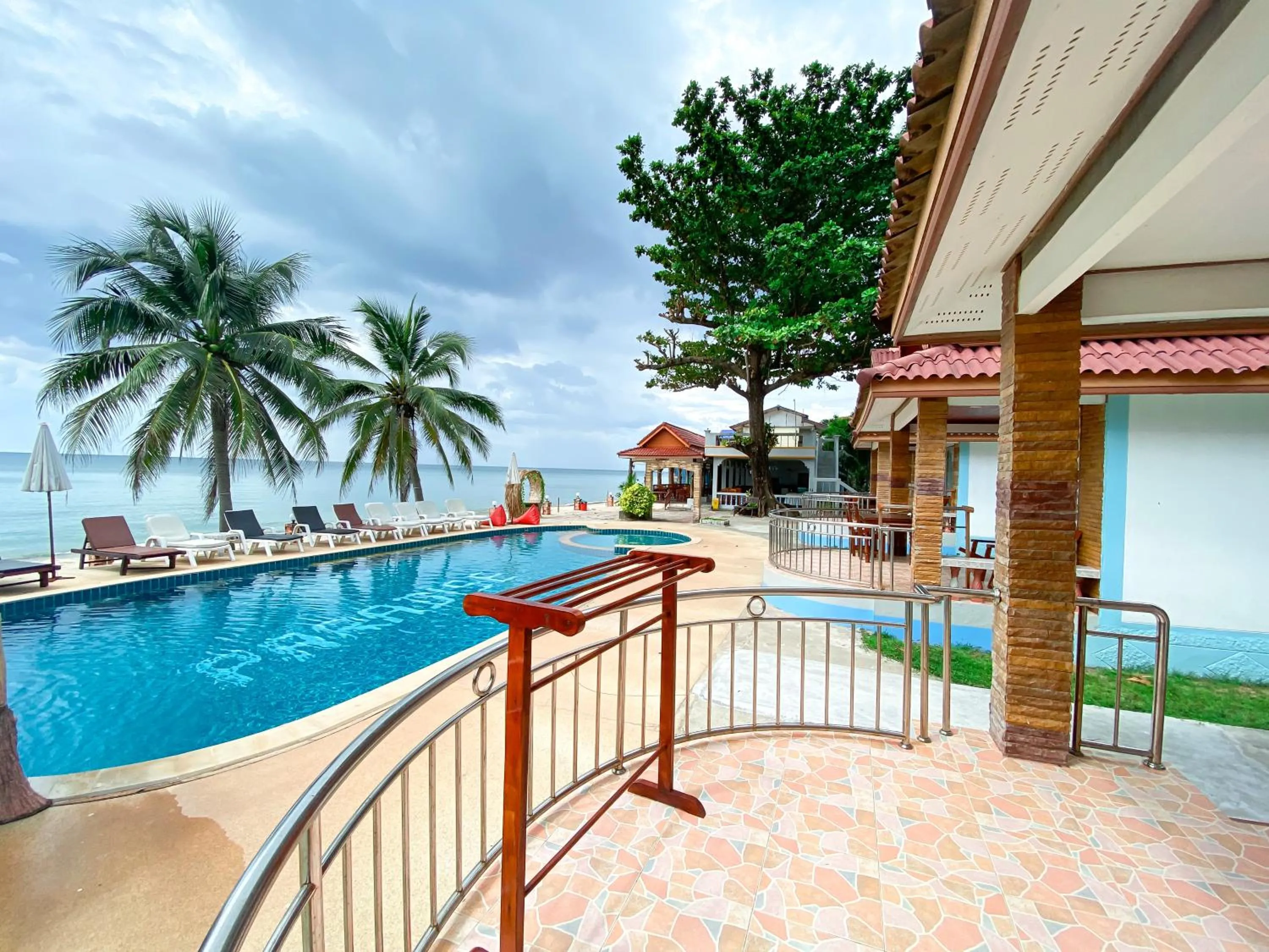 Pool view in Lanta Paradise Beach Resort