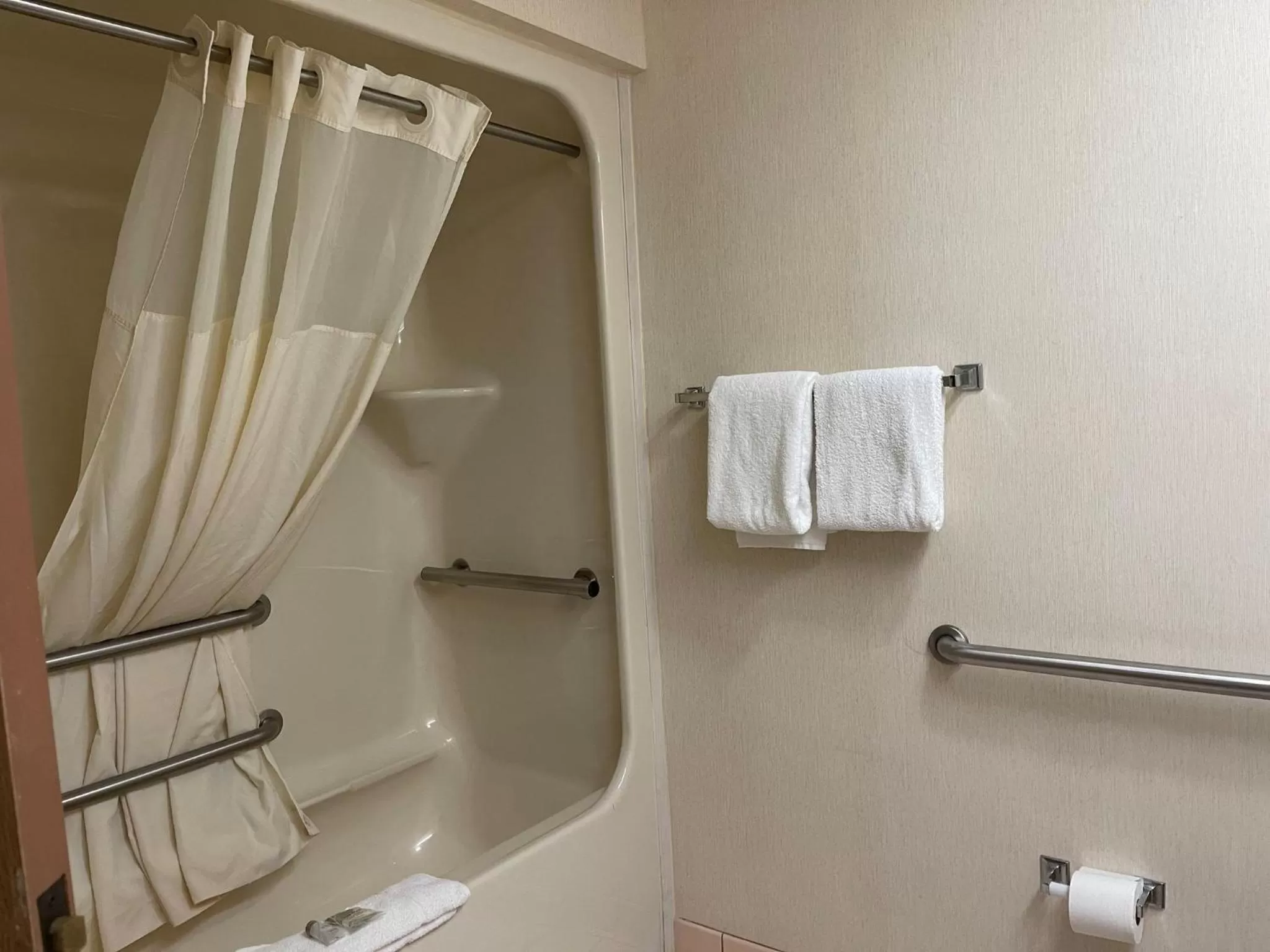 Bathroom in Red Roof Inn Branson