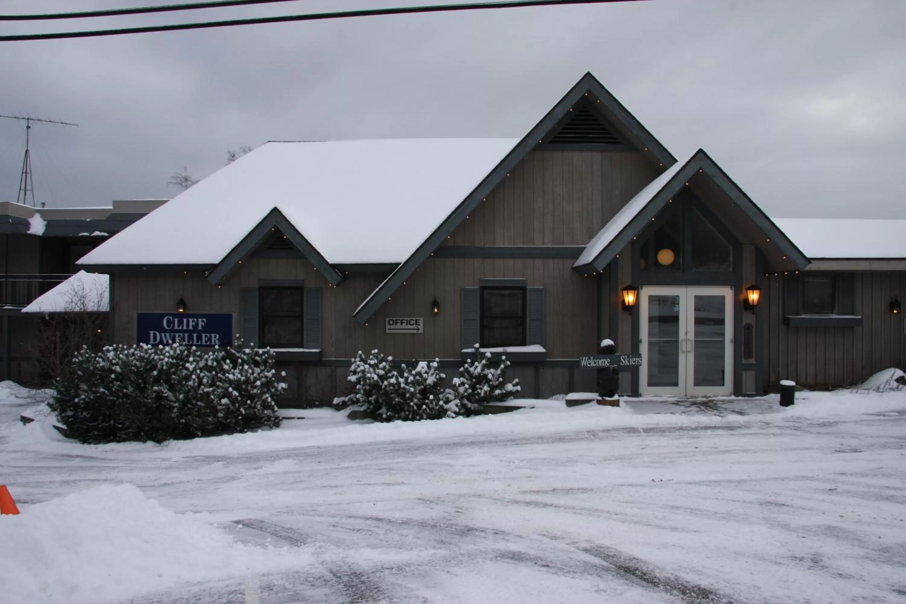 Facade/entrance, Winter in Cliff Dweller on Lake Superior