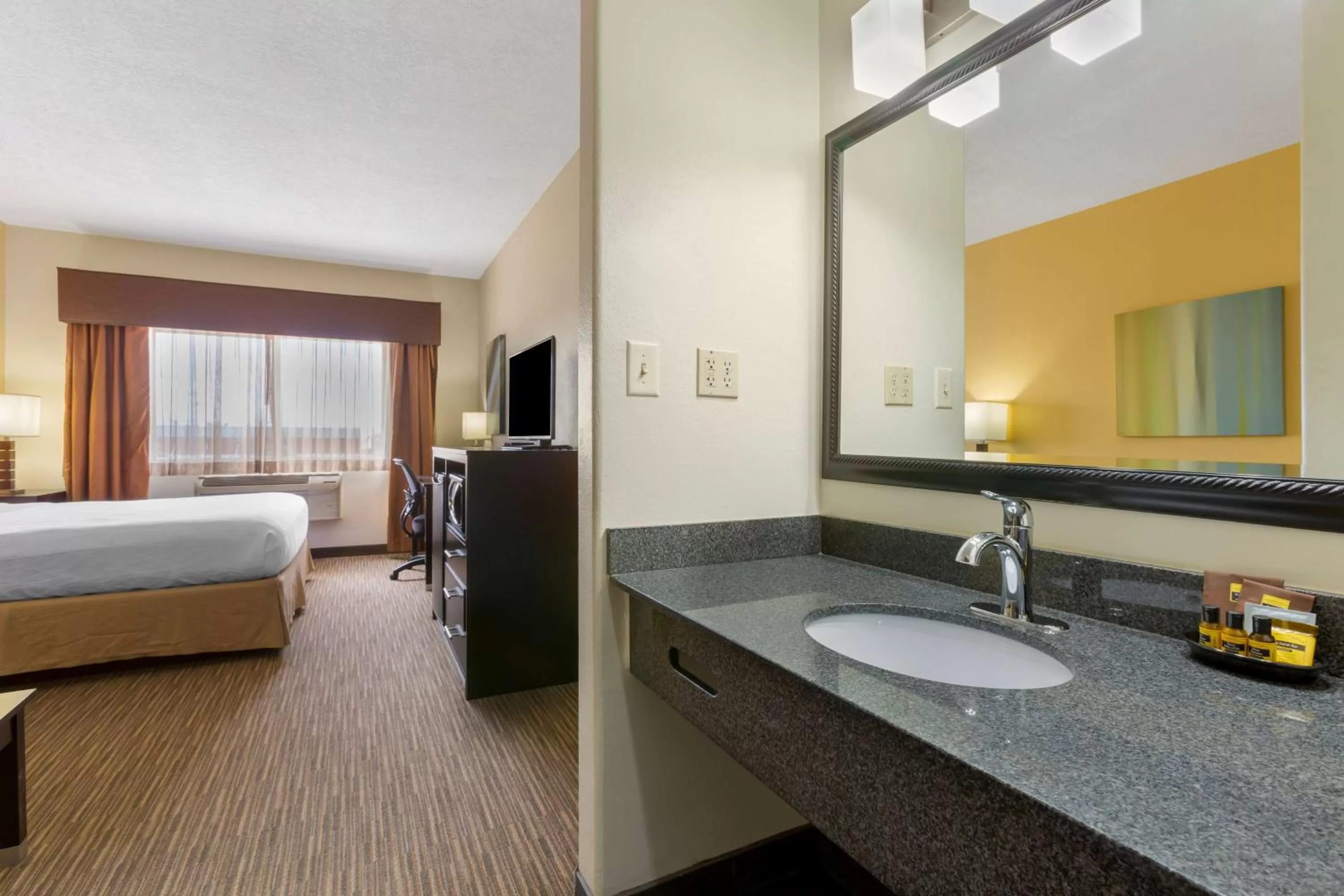 Bathroom, Bed in Best Western Plus the Four Corners Inn