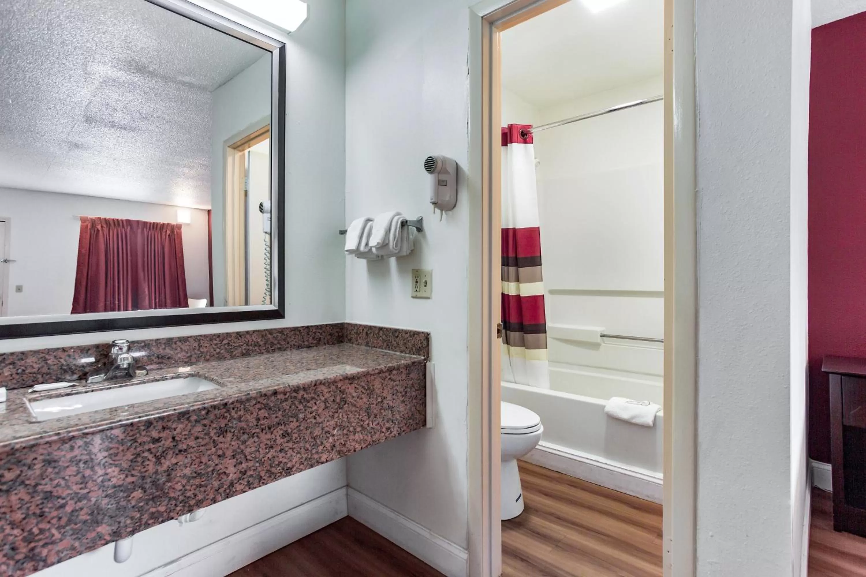 Bathroom in Red Roof Inn Monteagle - I-24