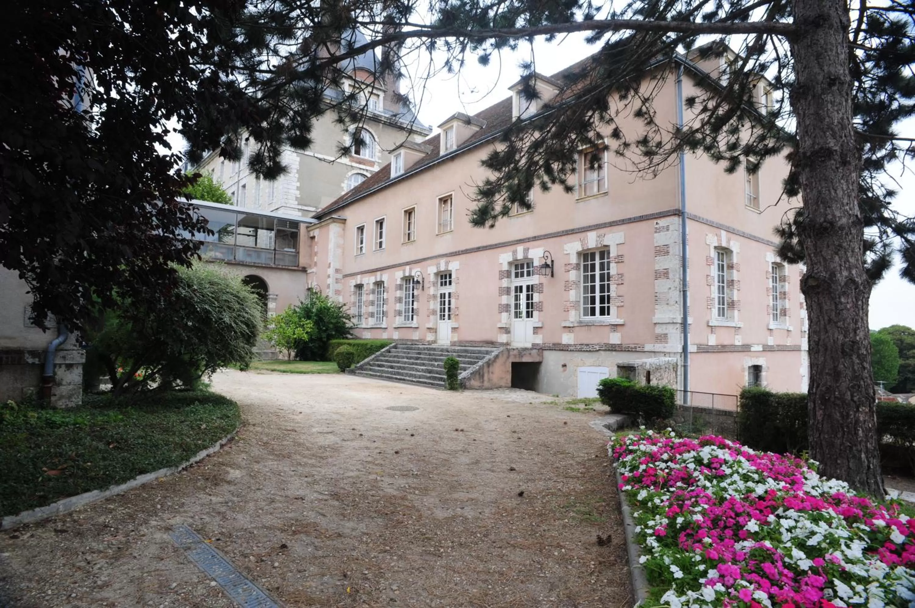 Facade/entrance in Hôtellerie Saint Yves