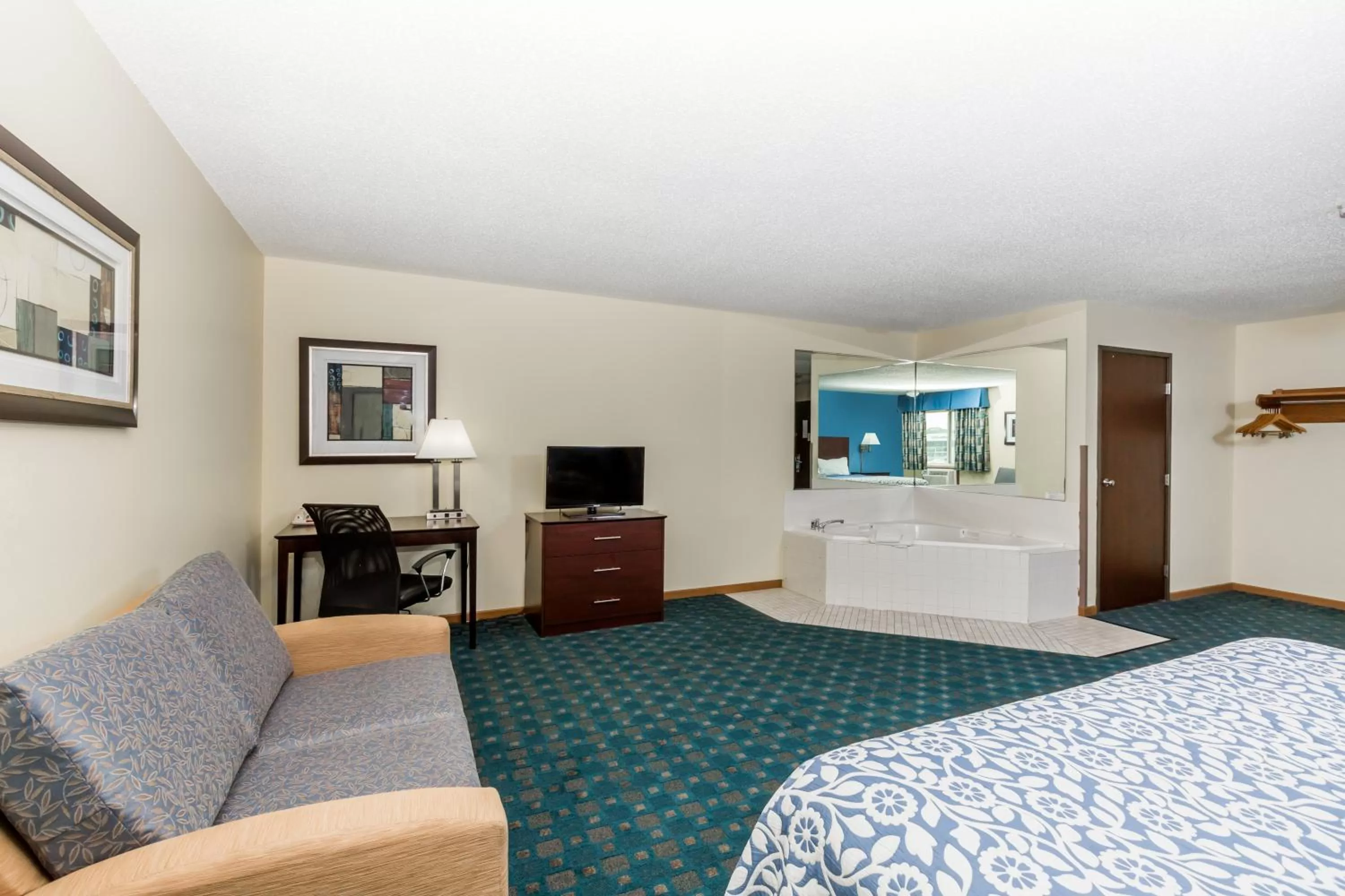 Property building, Bed in Days Inn by Wyndham Sioux City