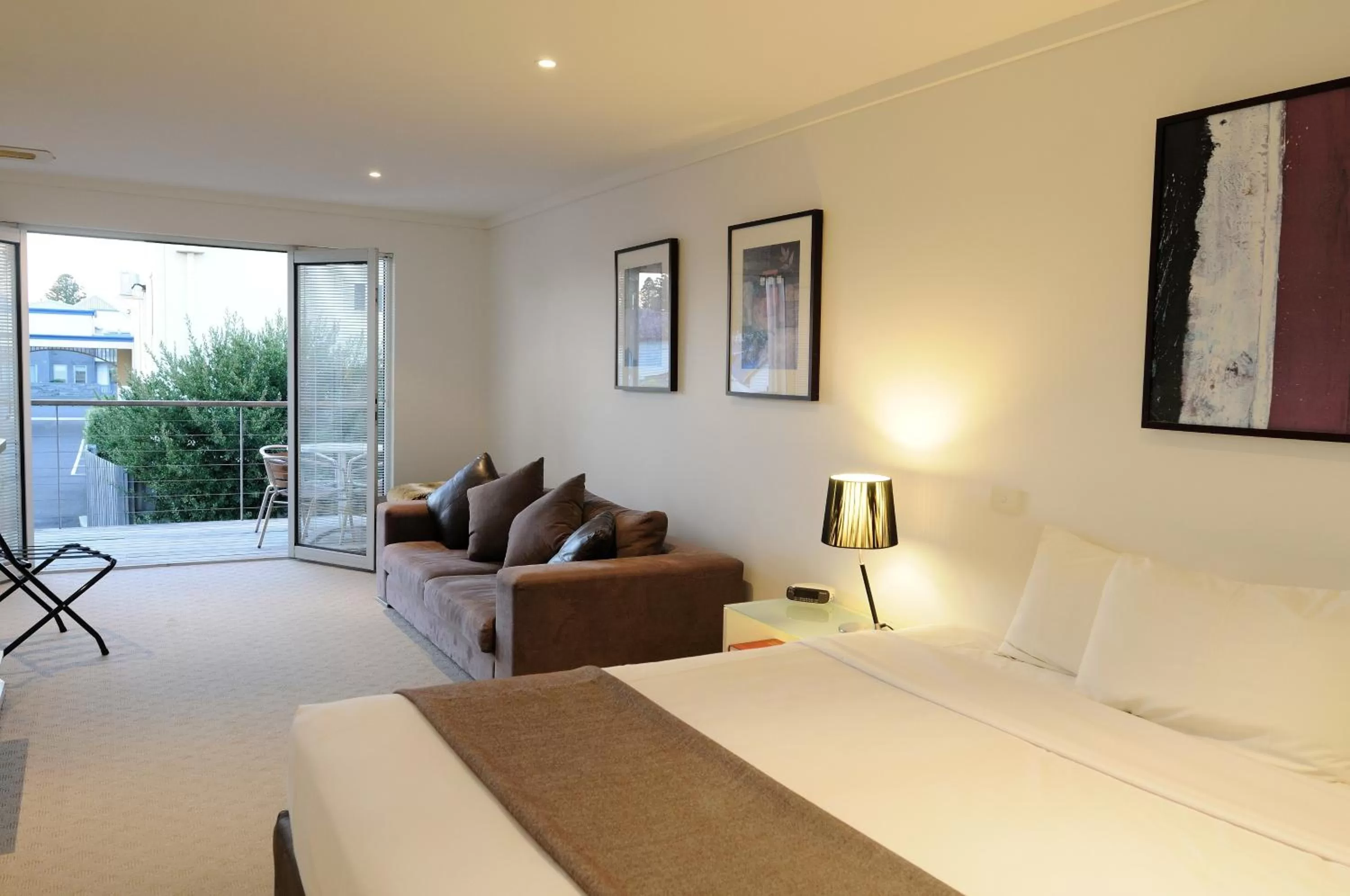 Living room, Bed in Ashmont Motel and Apartments