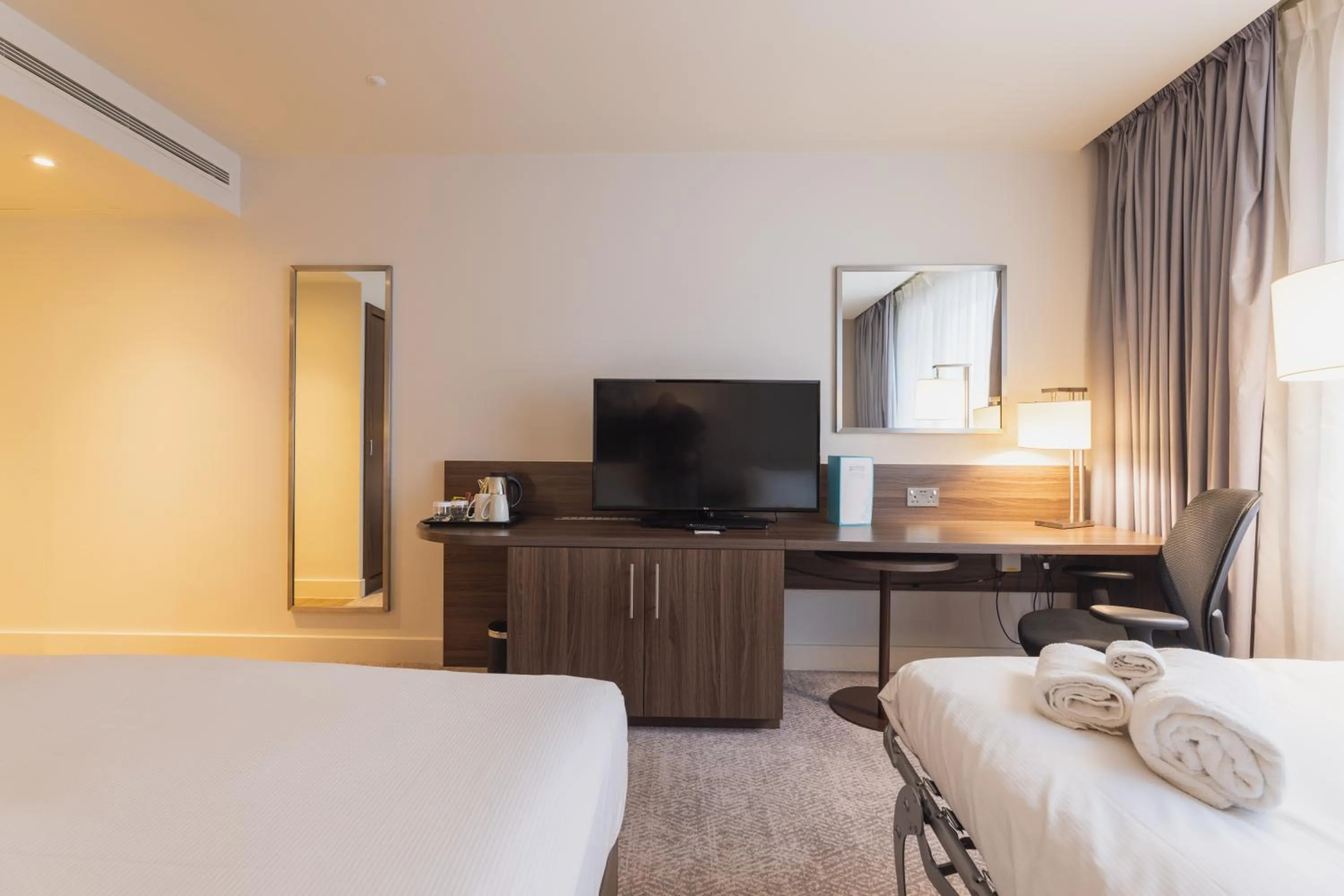 TV and multimedia, Bed in Hilton Garden Inn Birmingham Airport Uk