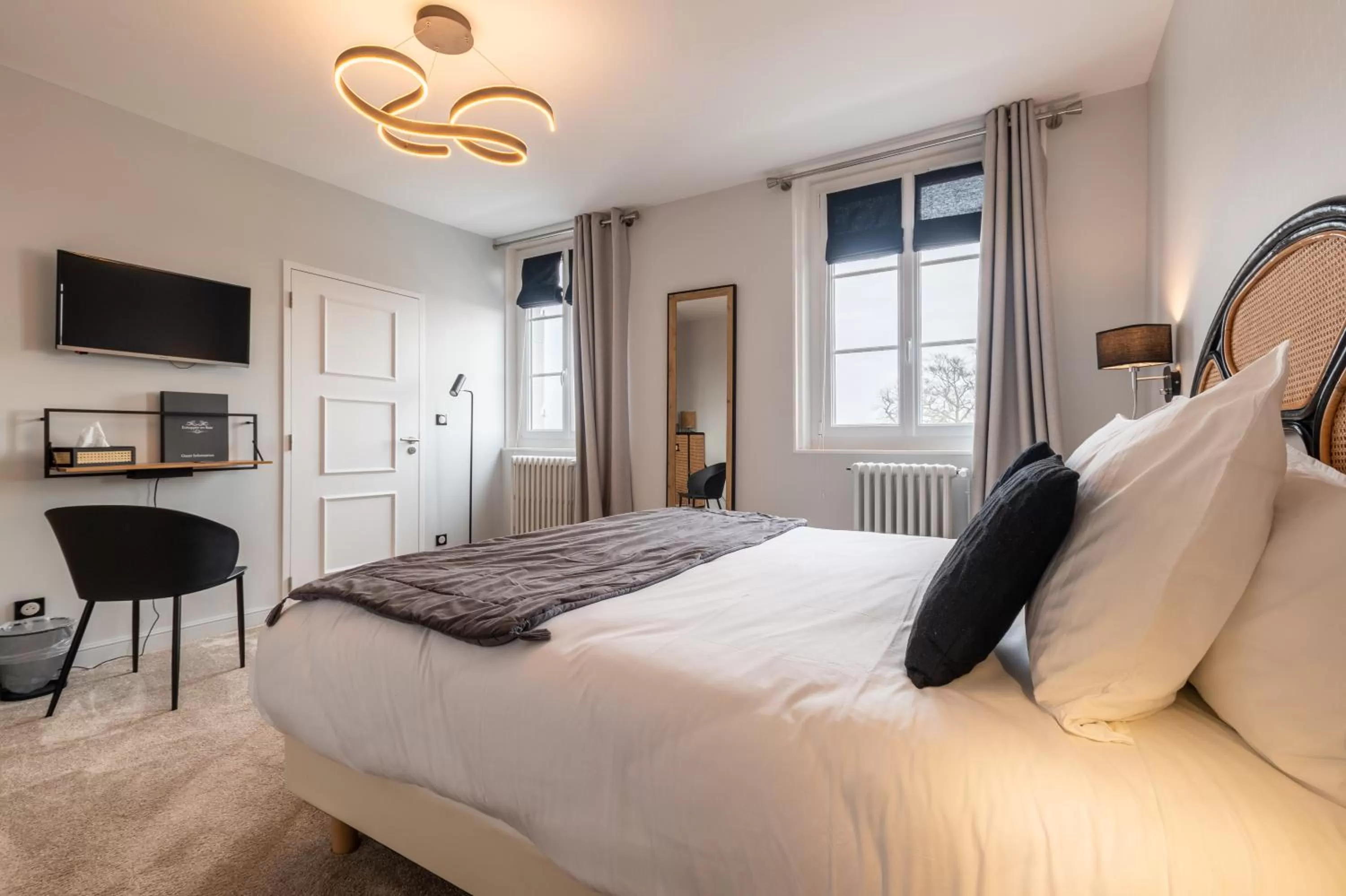 Bed in Hôtel Échappée en Baie - Parking privé gratuit dont forfaits bornes électriques réservable