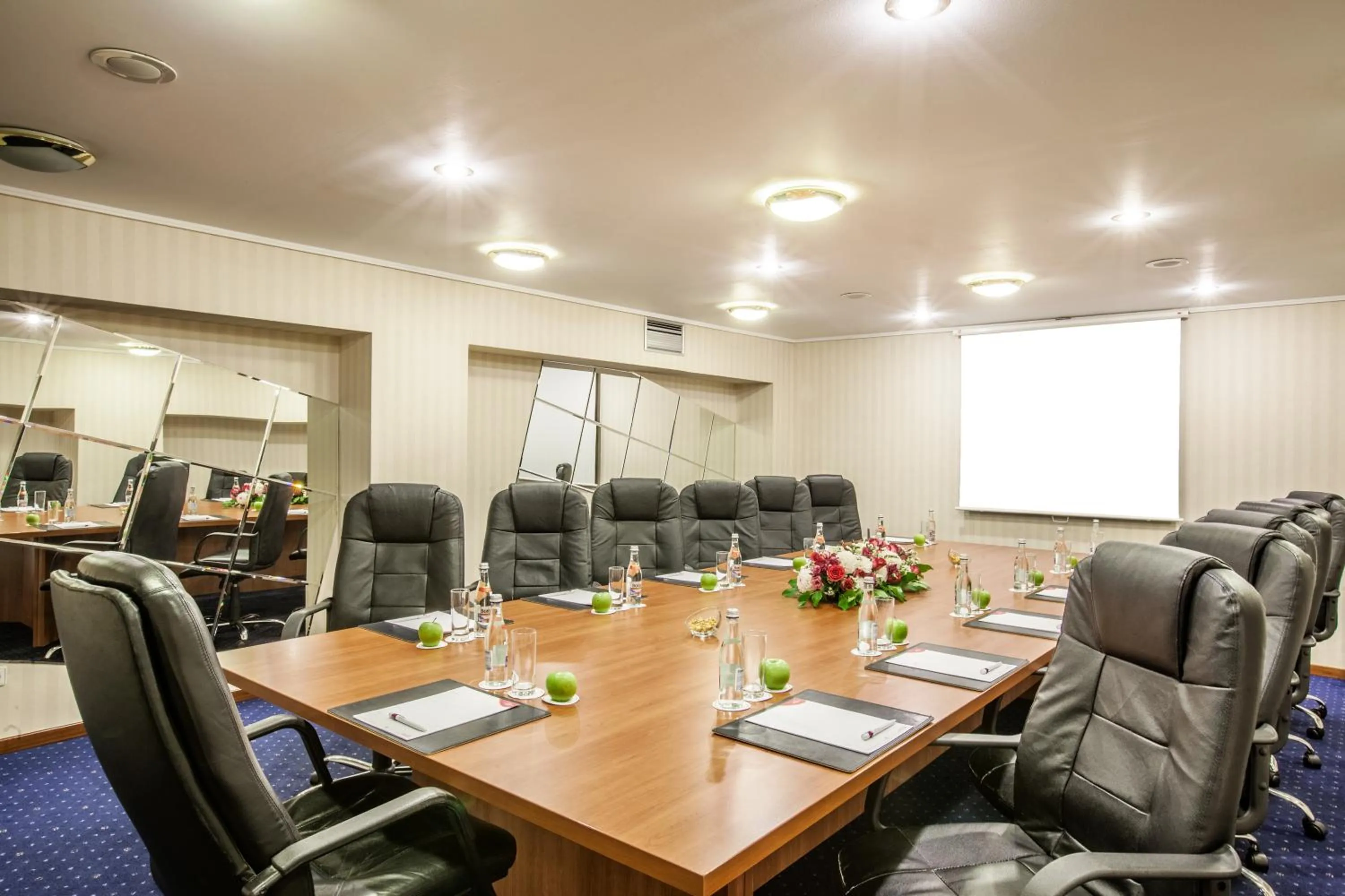 Meeting/conference room in Crowne Plaza Bucharest by IHG