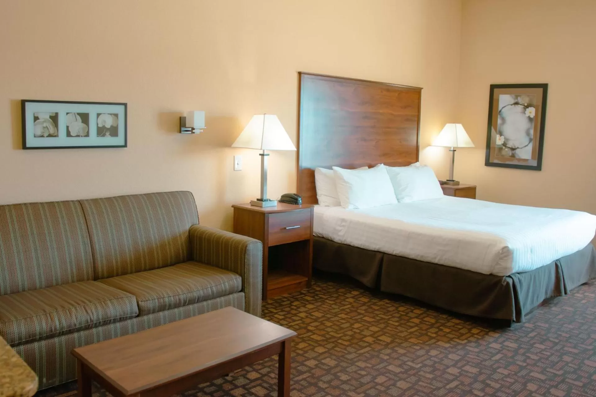 Bed in Grand Forks Lodge and Suites