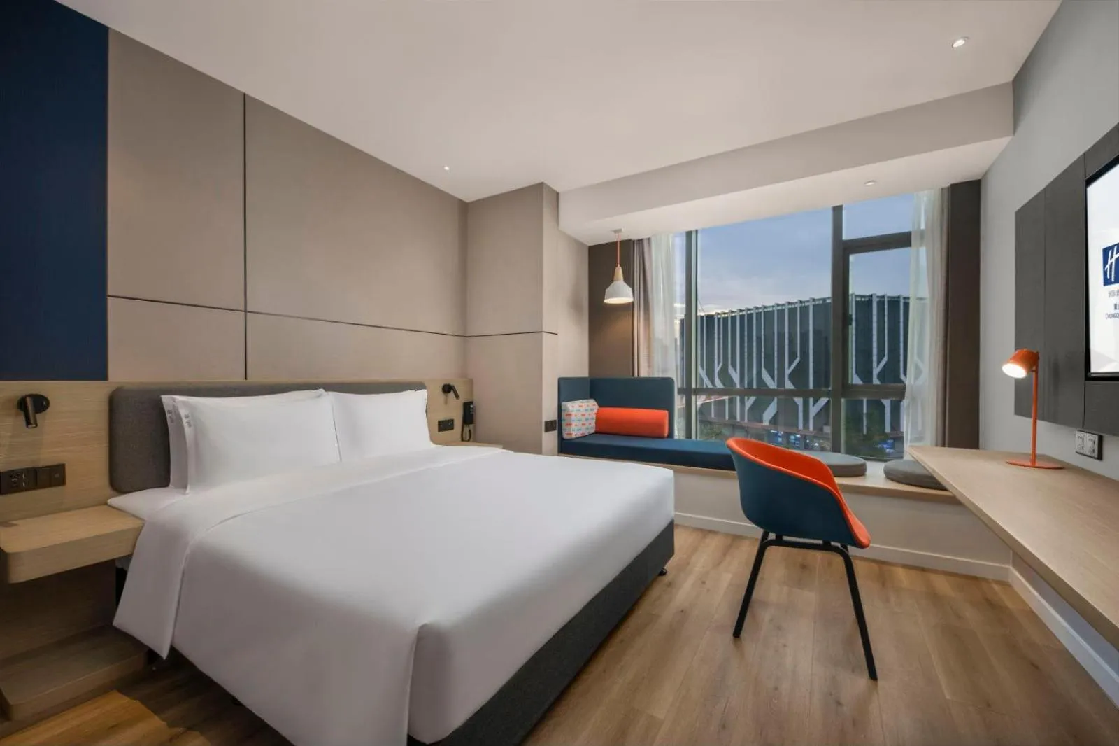 Photo of the whole room, Bed in Holiday Inn Express Chongqing Caiyun Lake by IHG