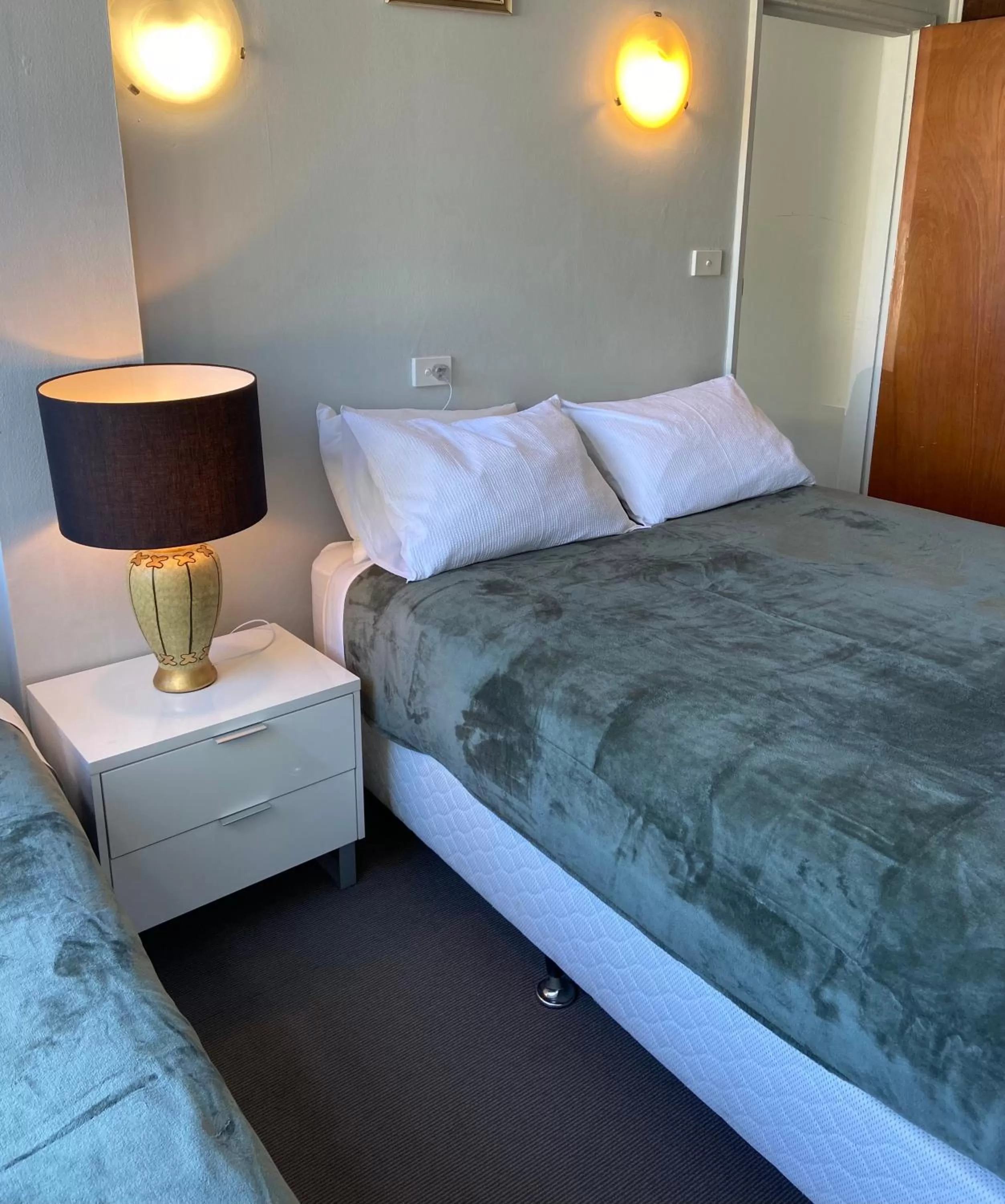 Bed in Ettalong Beach motel