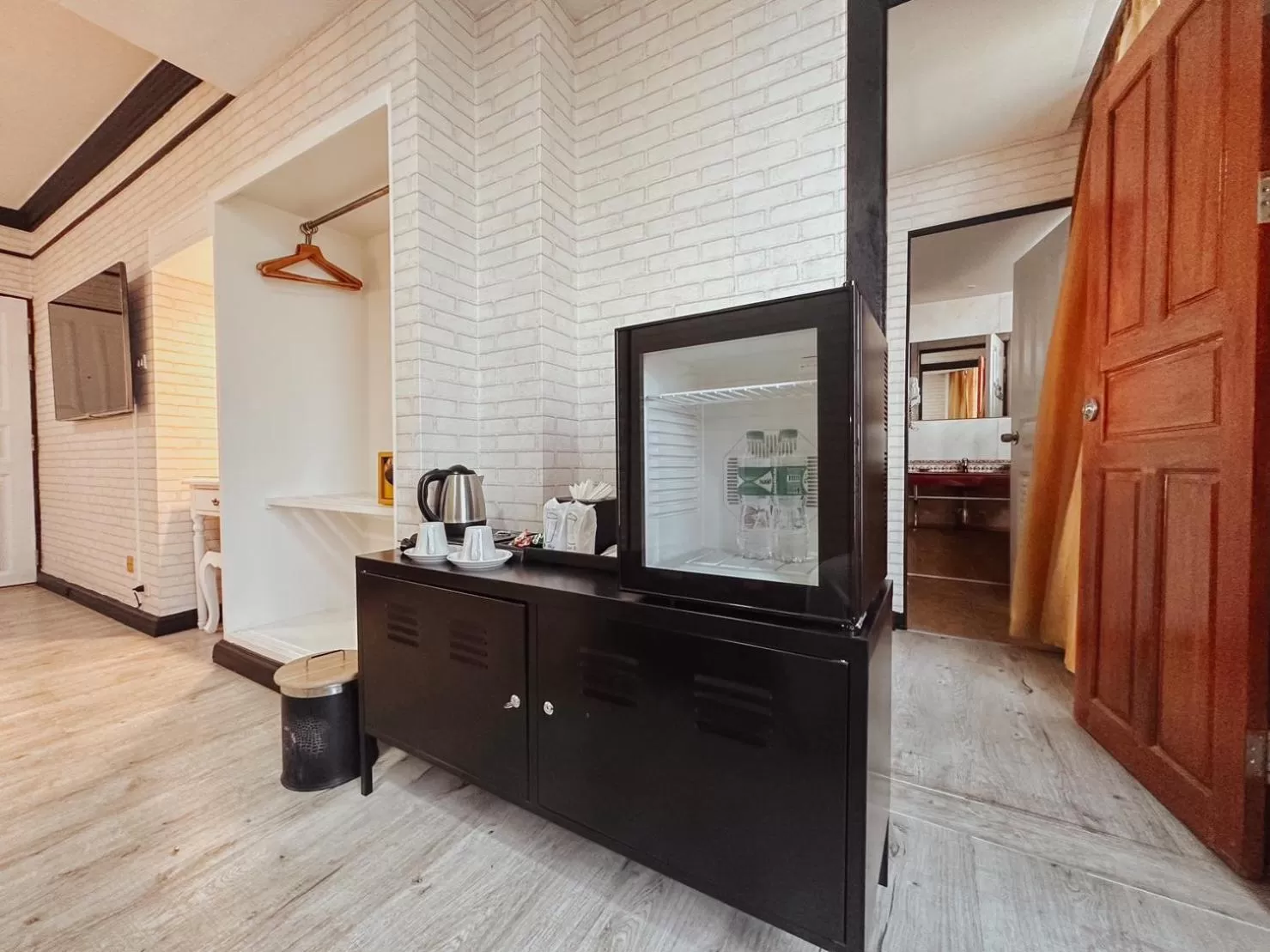 Kitchen or kitchenette, Bed in Hotel De Khuvieng