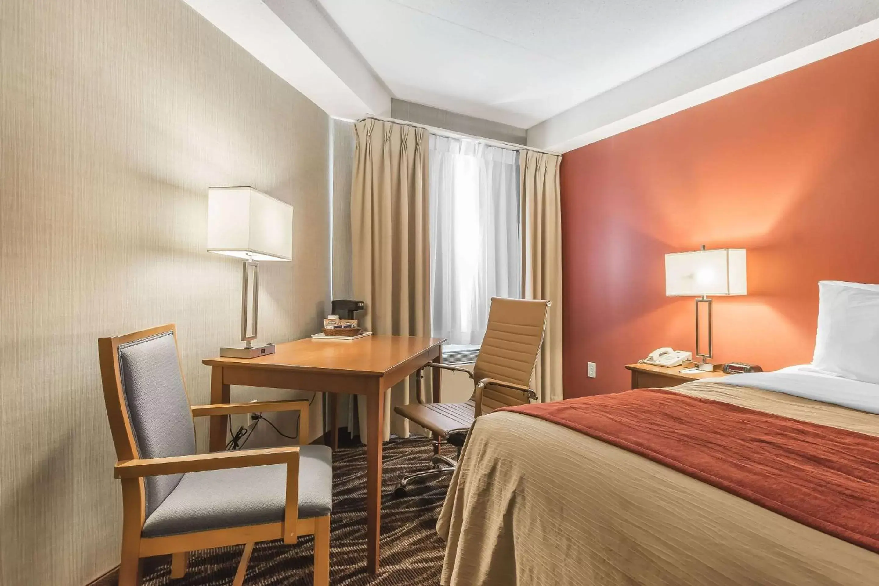 Traditional King Room - Non-Smoking in Comfort Inn Oshawa Traditional King Room - Non-Smoking in Comfort Inn Oshawa