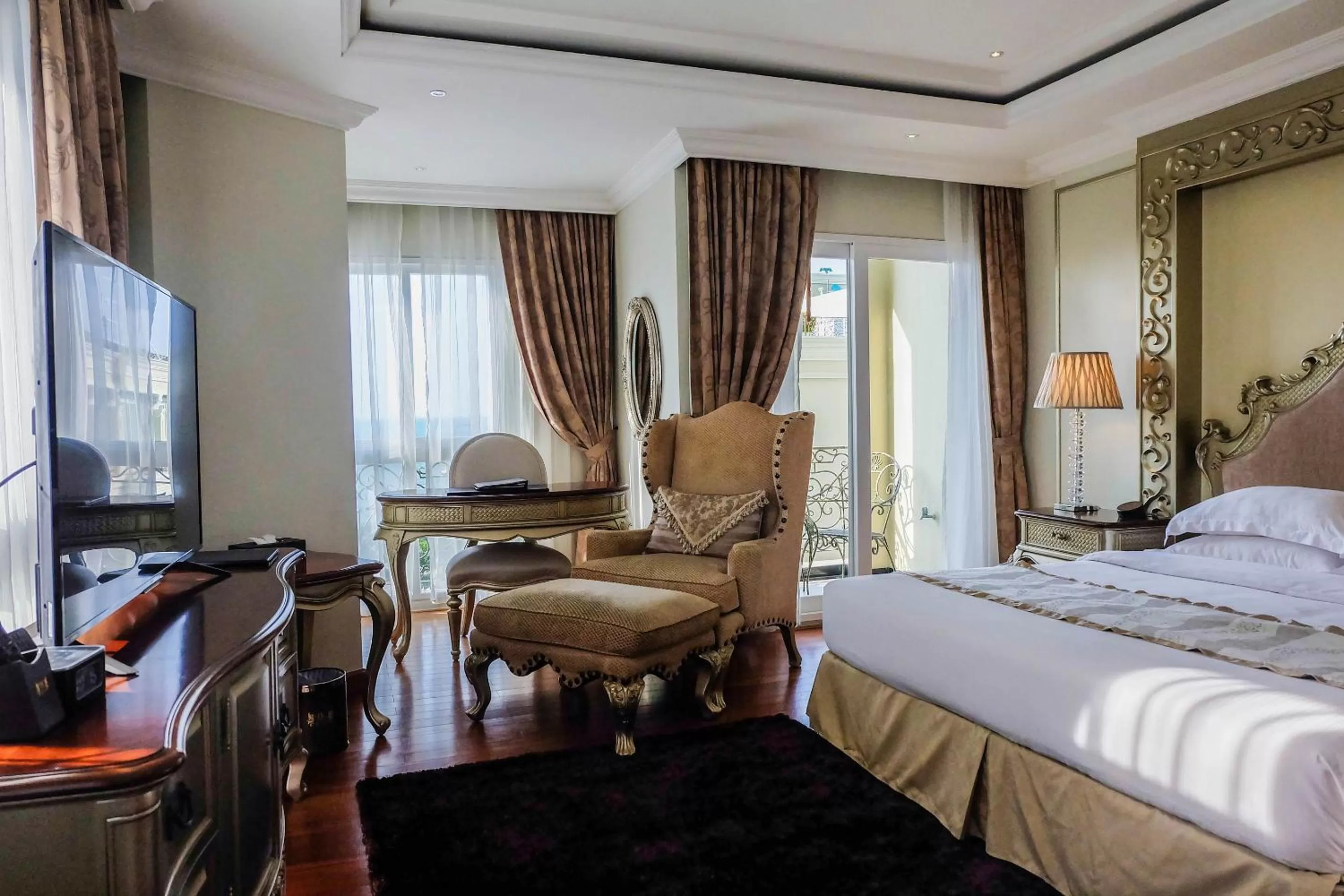 Seating area, Bed in LK The Empress