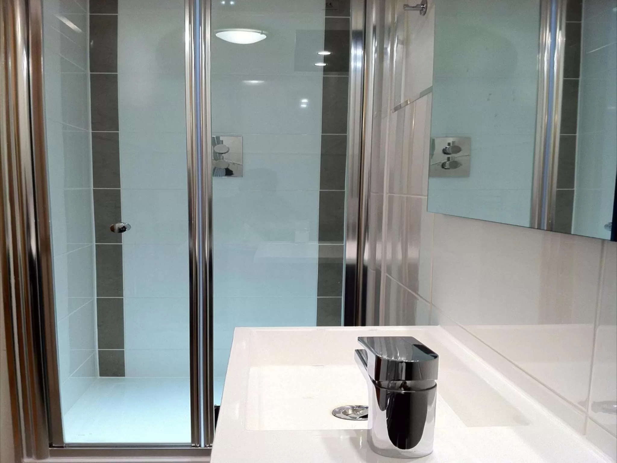 Bathroom in Lyall Apartment Hotel