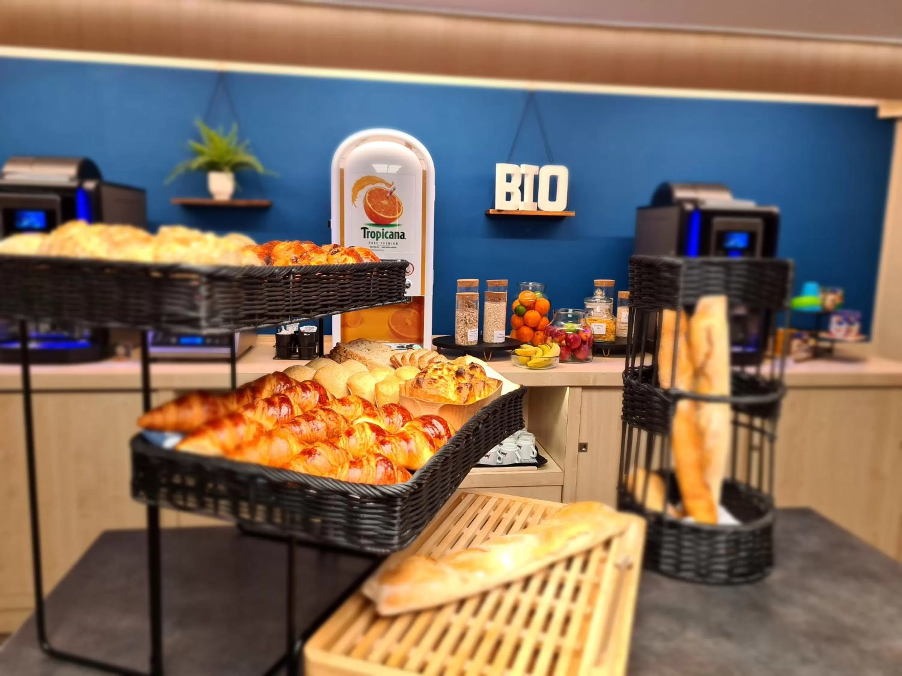 Buffet breakfast in Hôtel Amirauté