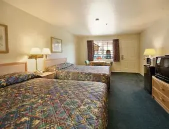 Queen Room with Two Queen Beds - Non-Smoking in Days Inn by Wyndham Riverside Tyler Mall Queen Room with Two Queen Beds - Non-Smoking in Days Inn by Wyndham Riverside Tyler Mall