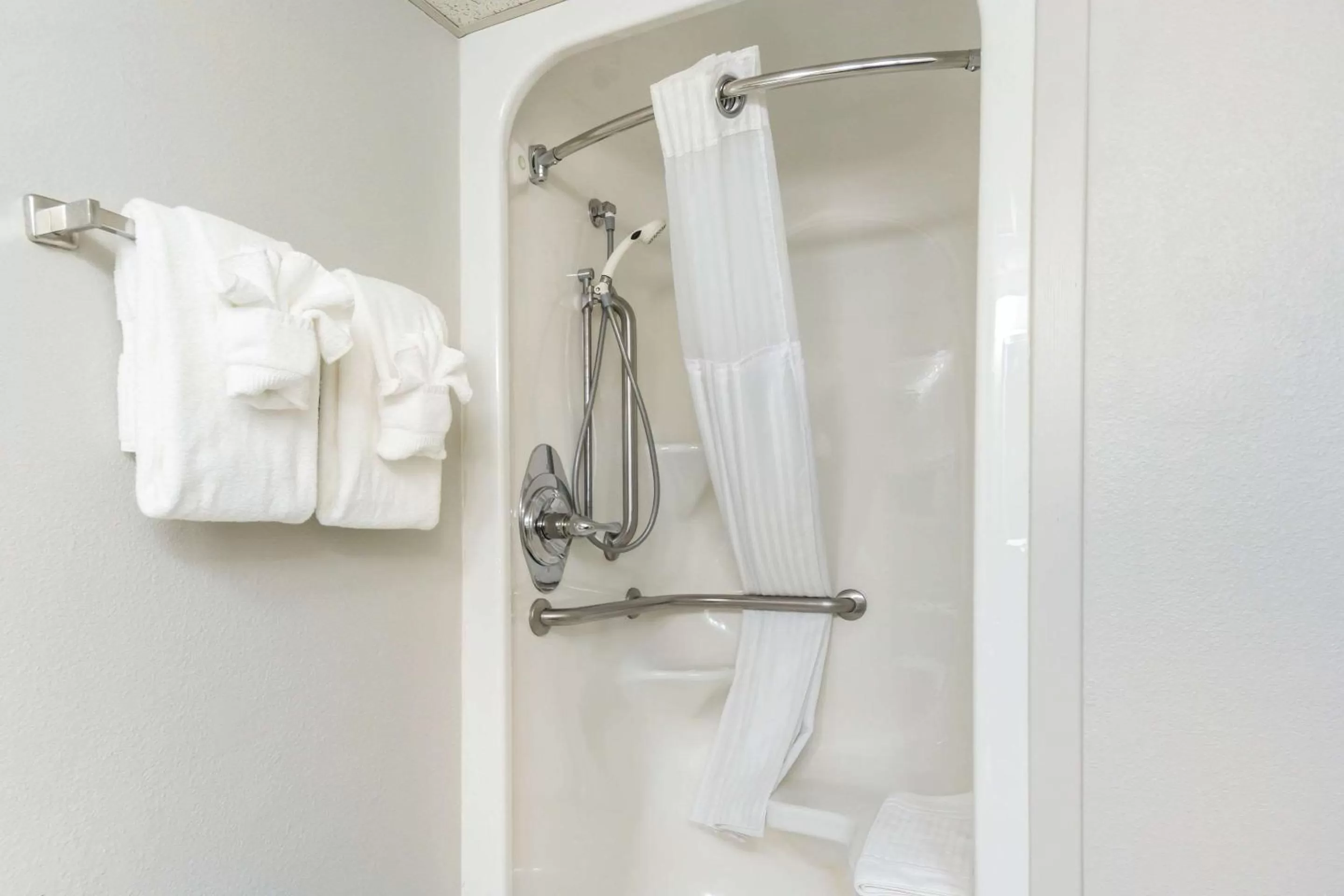 Bathroom in Clarion Pointe Richmond North near University