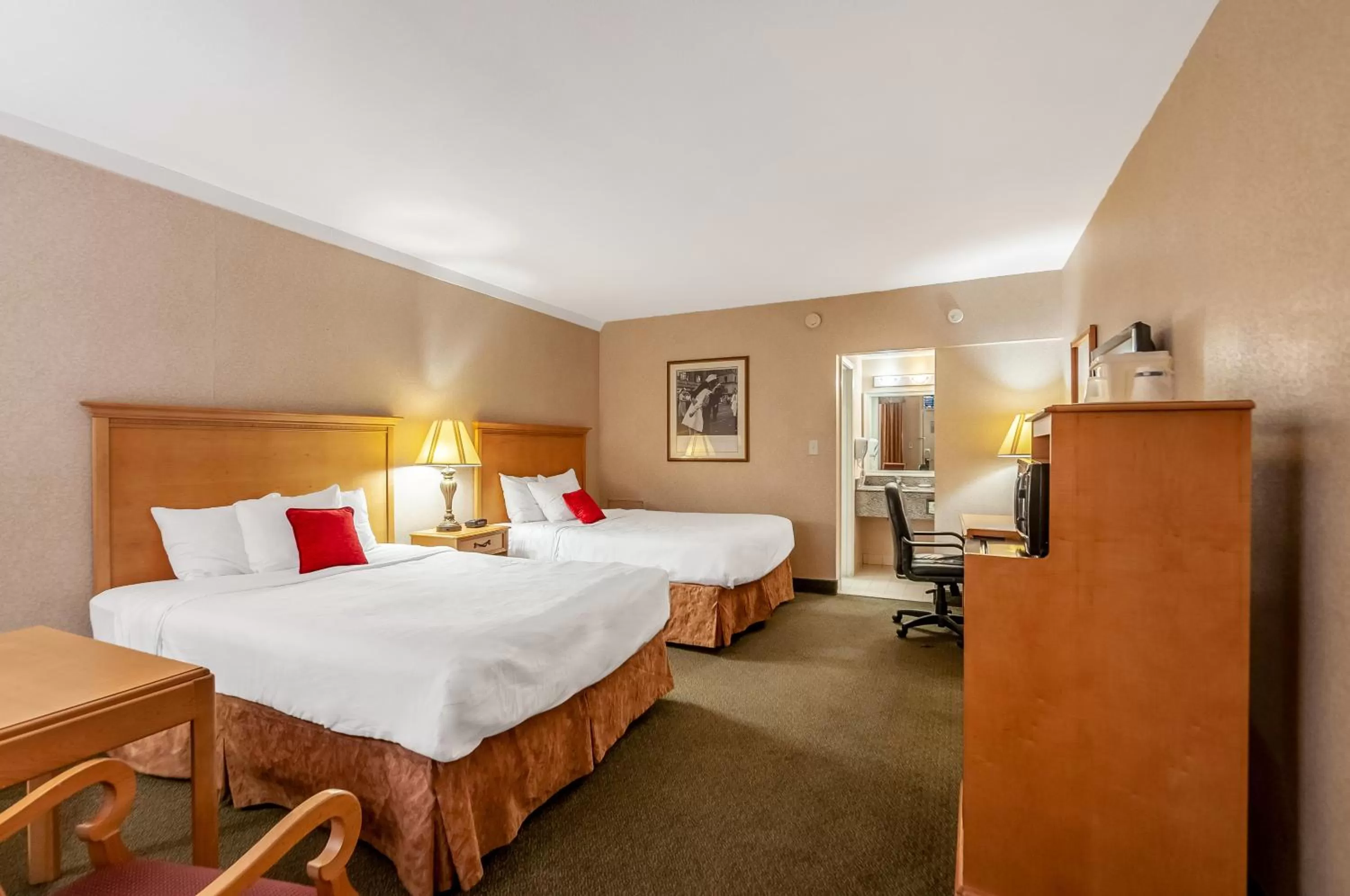 Bedroom, Bed in Red Lion Hotel Rosslyn Iwo Jima