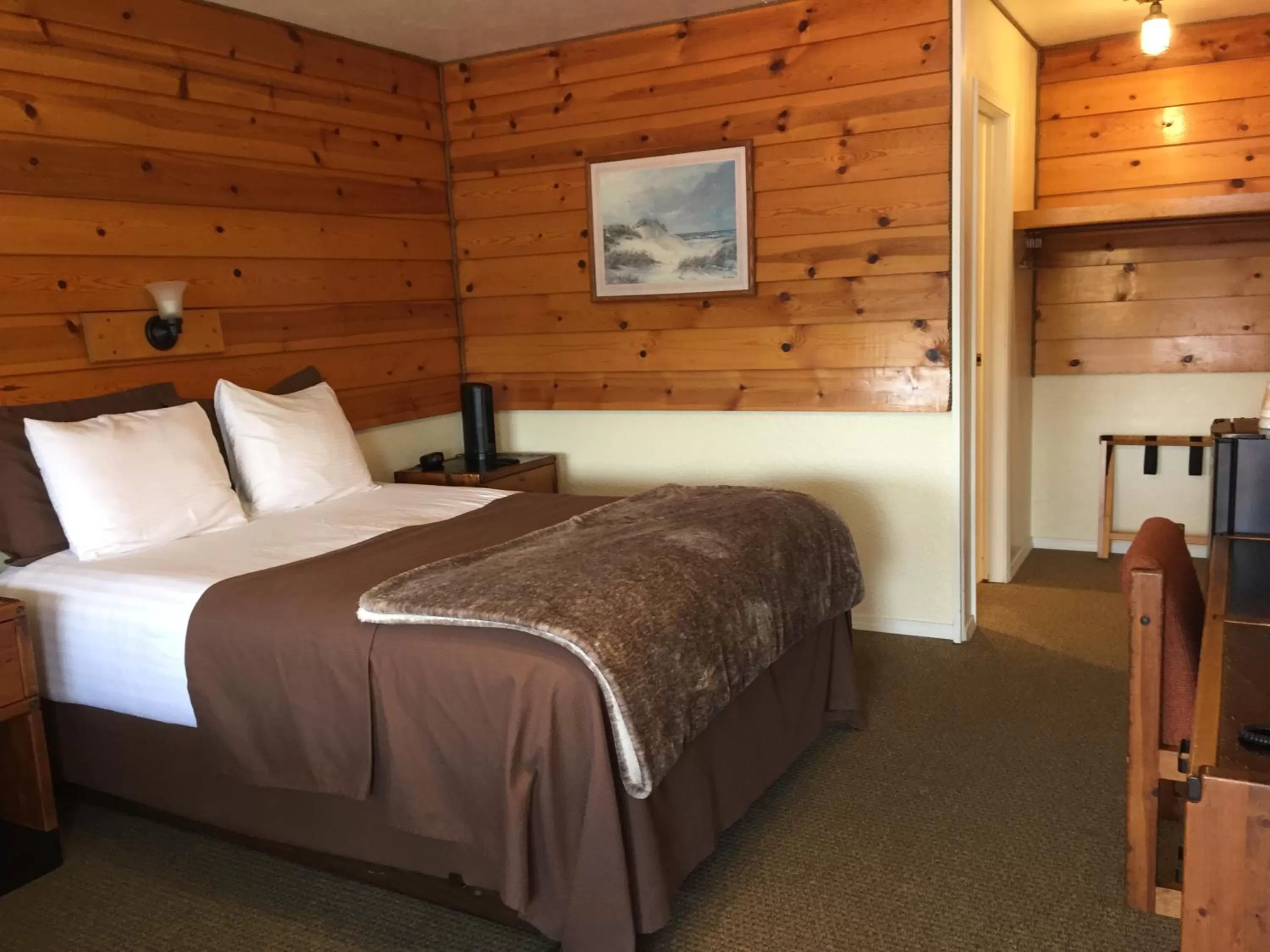 Bed in Captain's Choice Motel