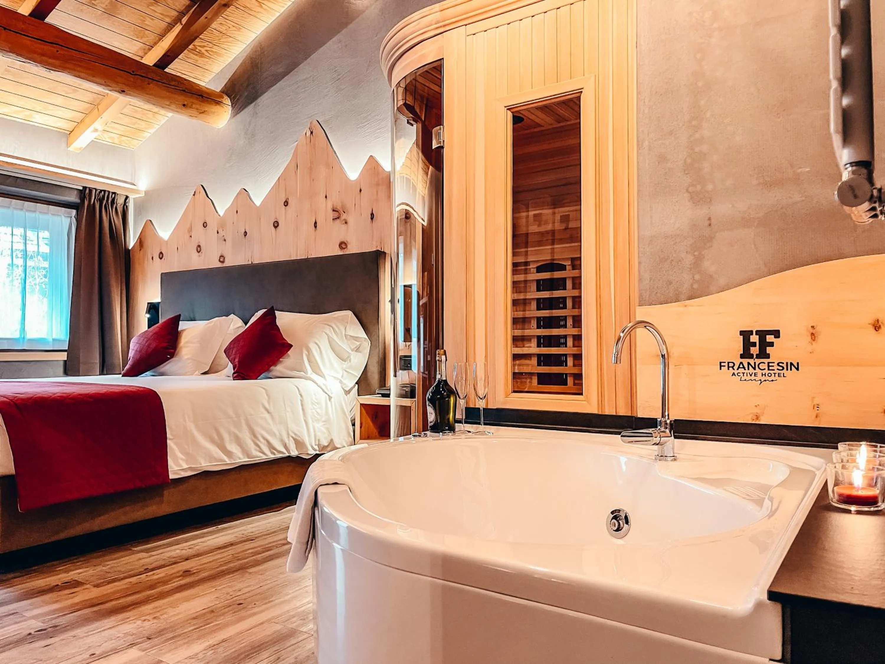 Hot Tub, Bed in Francesin Active Hotel