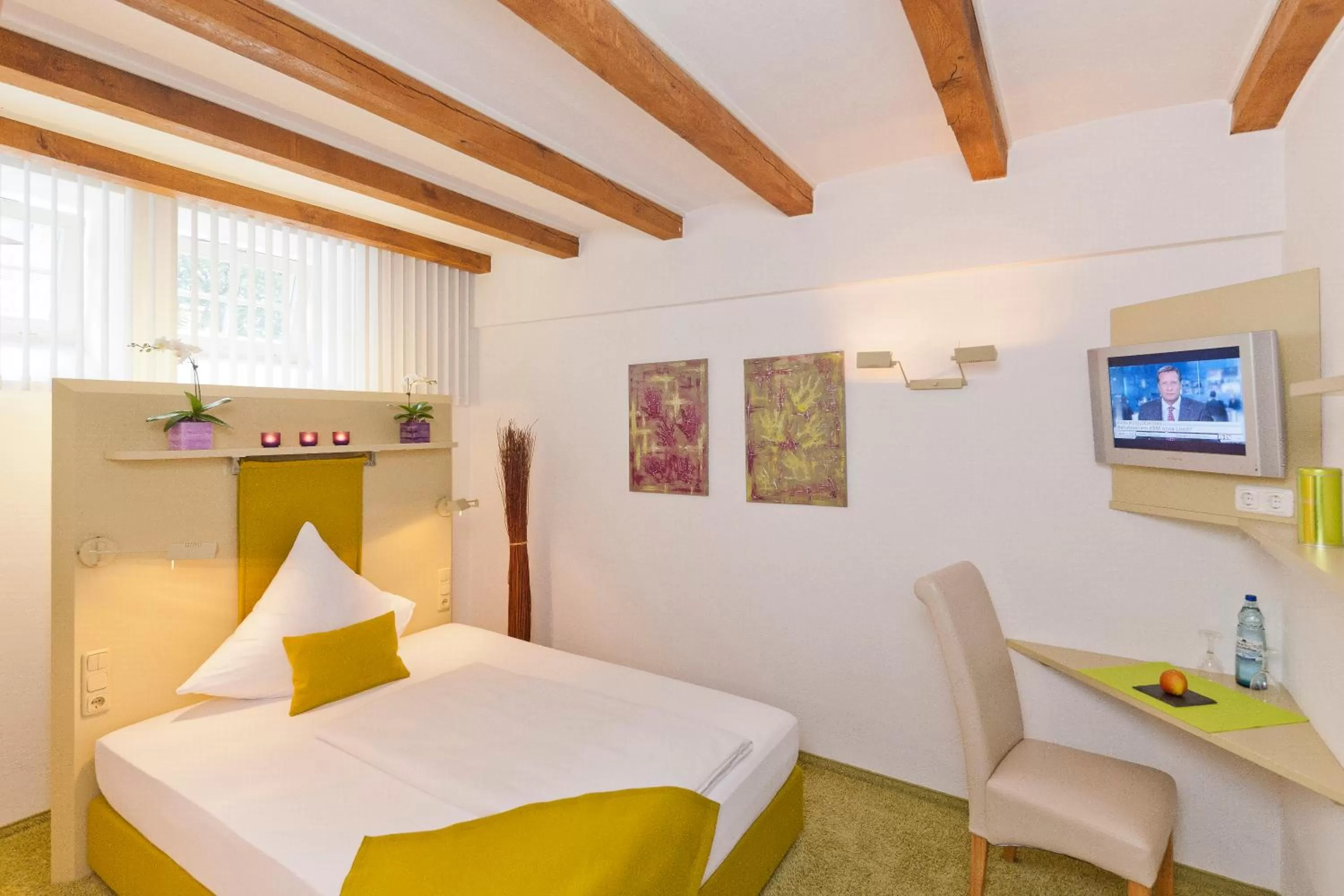 Photo of the whole room, Bed in Malerwinkel Hotel