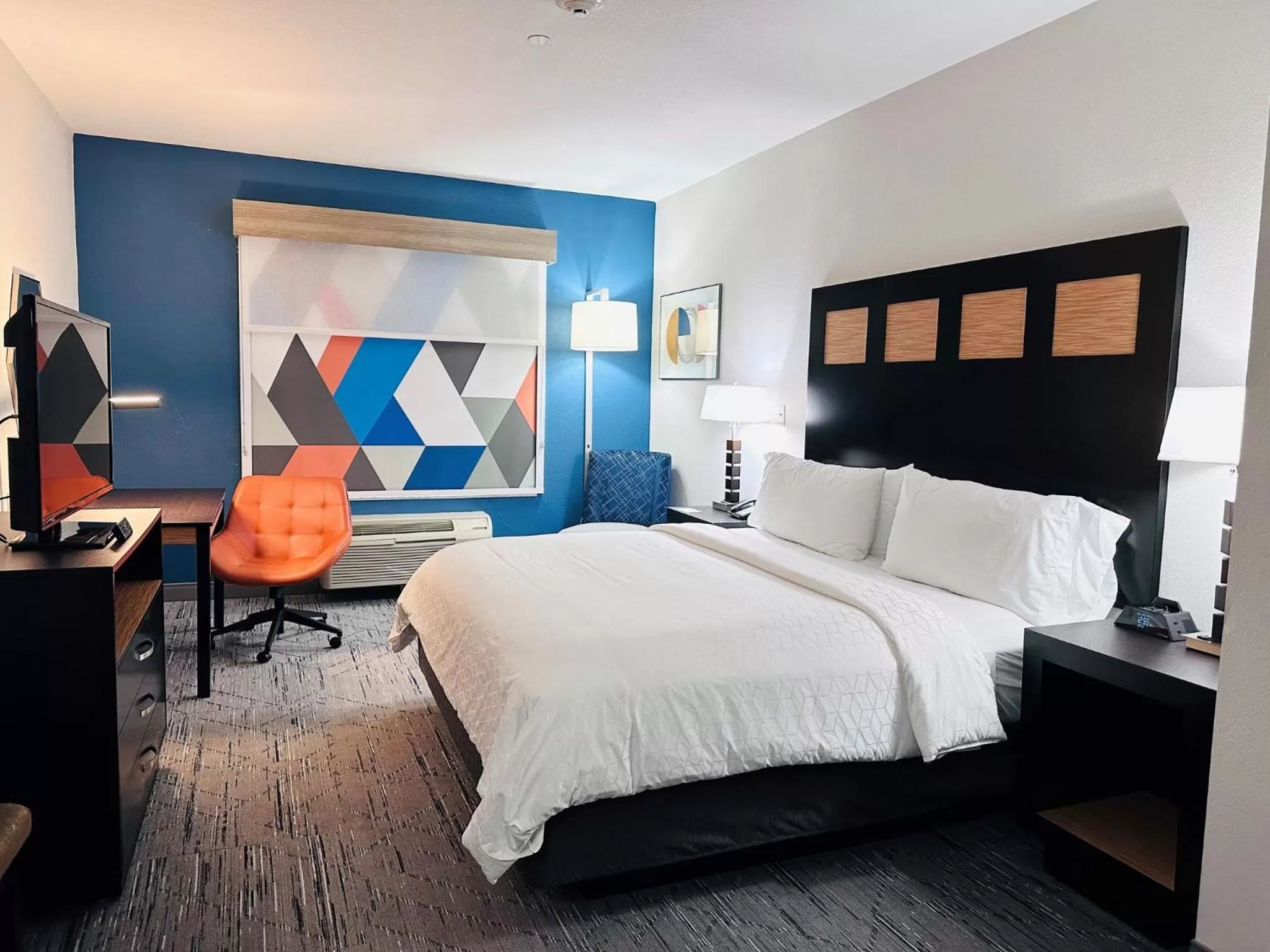 Photo of the whole room, Bed in Holiday Inn Express & Suites Houston East - Baytown by IHG