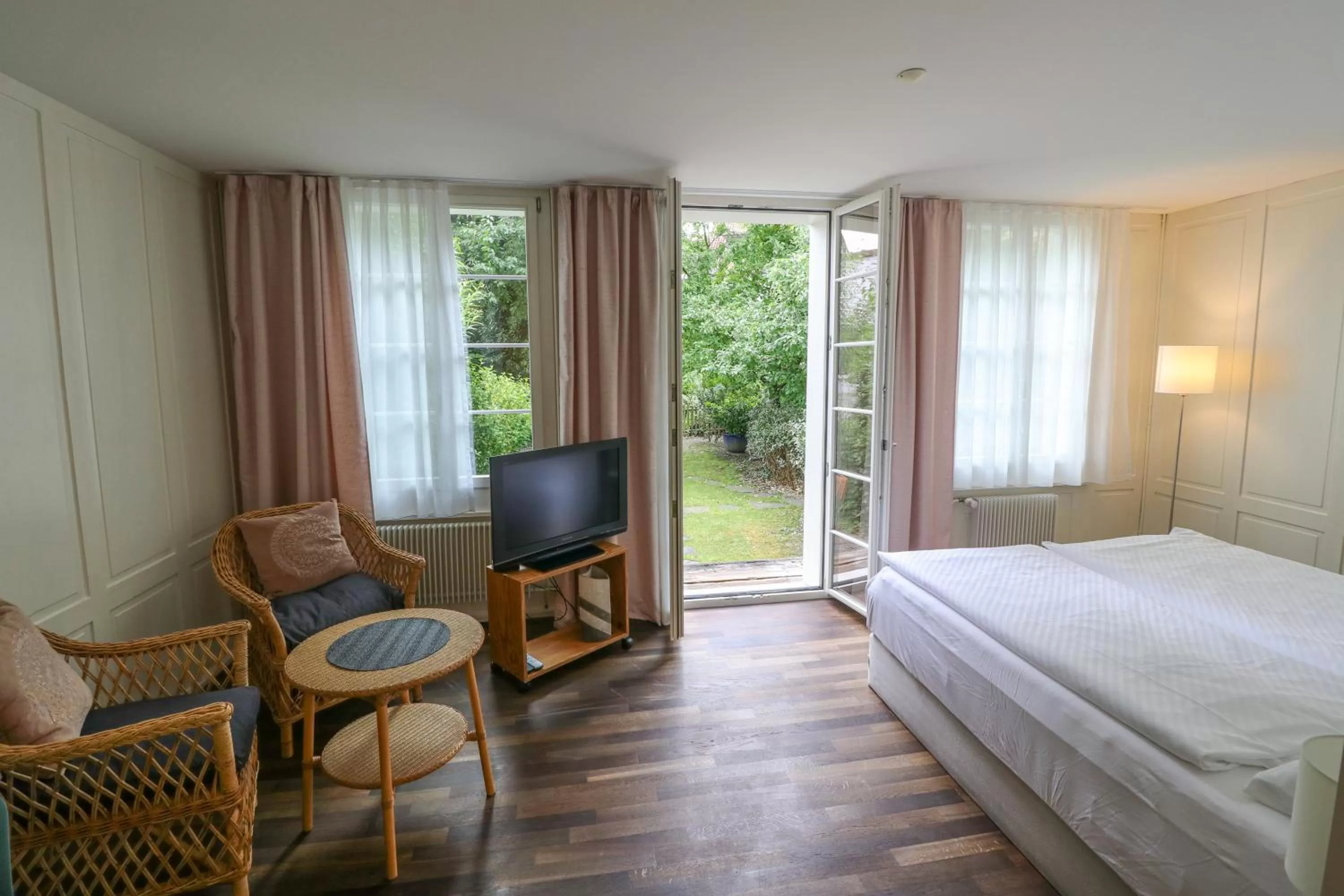 Seating area, Bed in EMMA Bett und Bistro