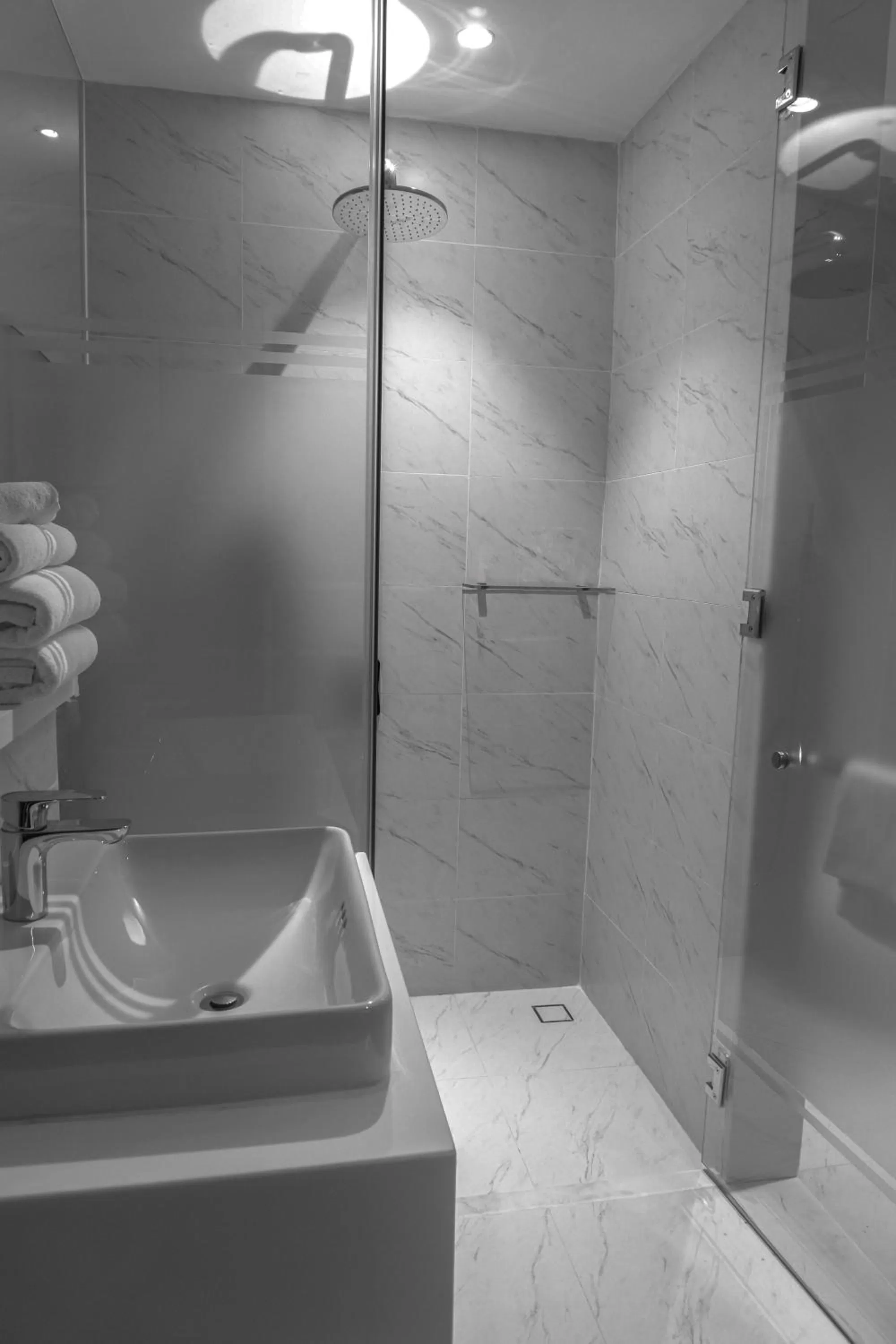 Shower in M Village Hotel Tôn Thất Đạm