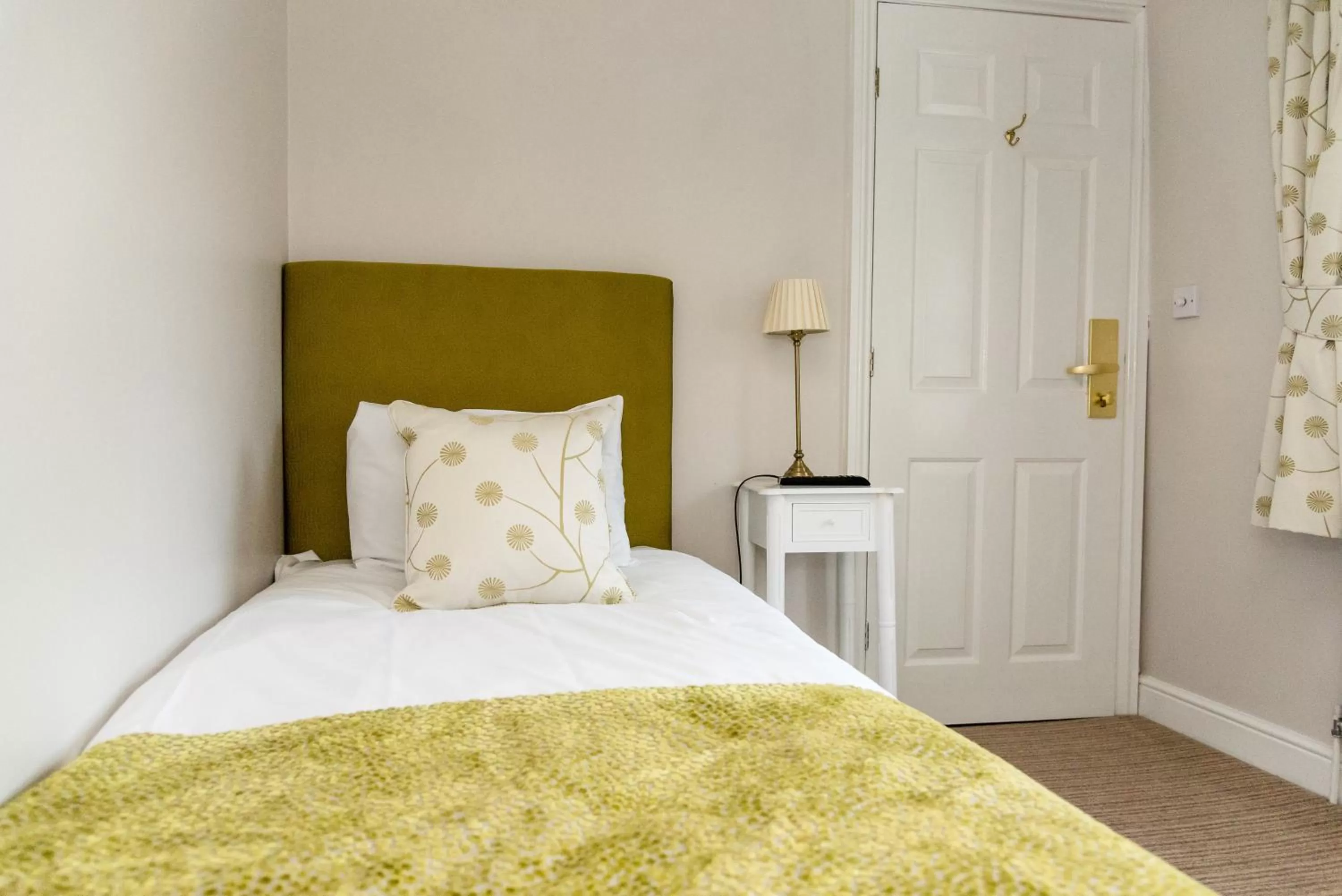 Bedroom, Bed in Waterton Park Hotel