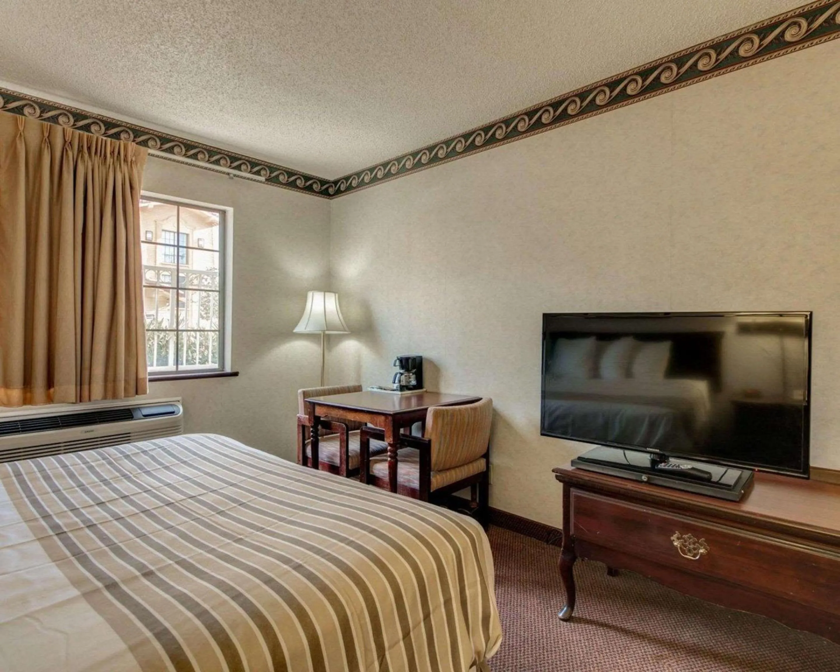 Photo of the whole room, Bed in Econo Lodge Inn & Suites El Paso West