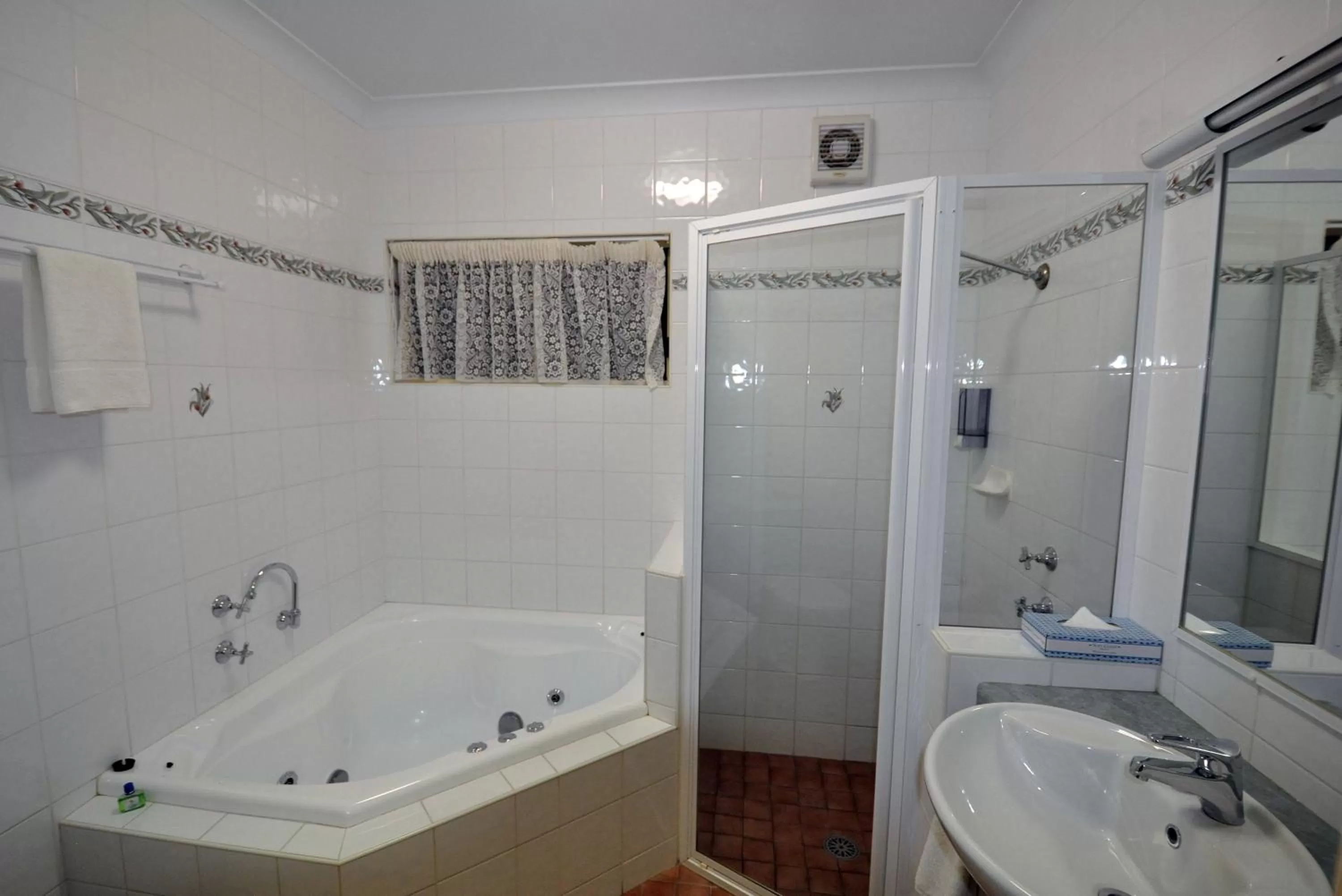 Bathroom in Green Gables Motel