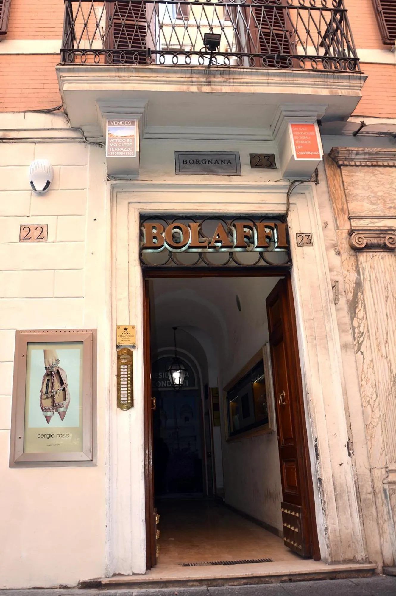 Property building in Condotti Rooms