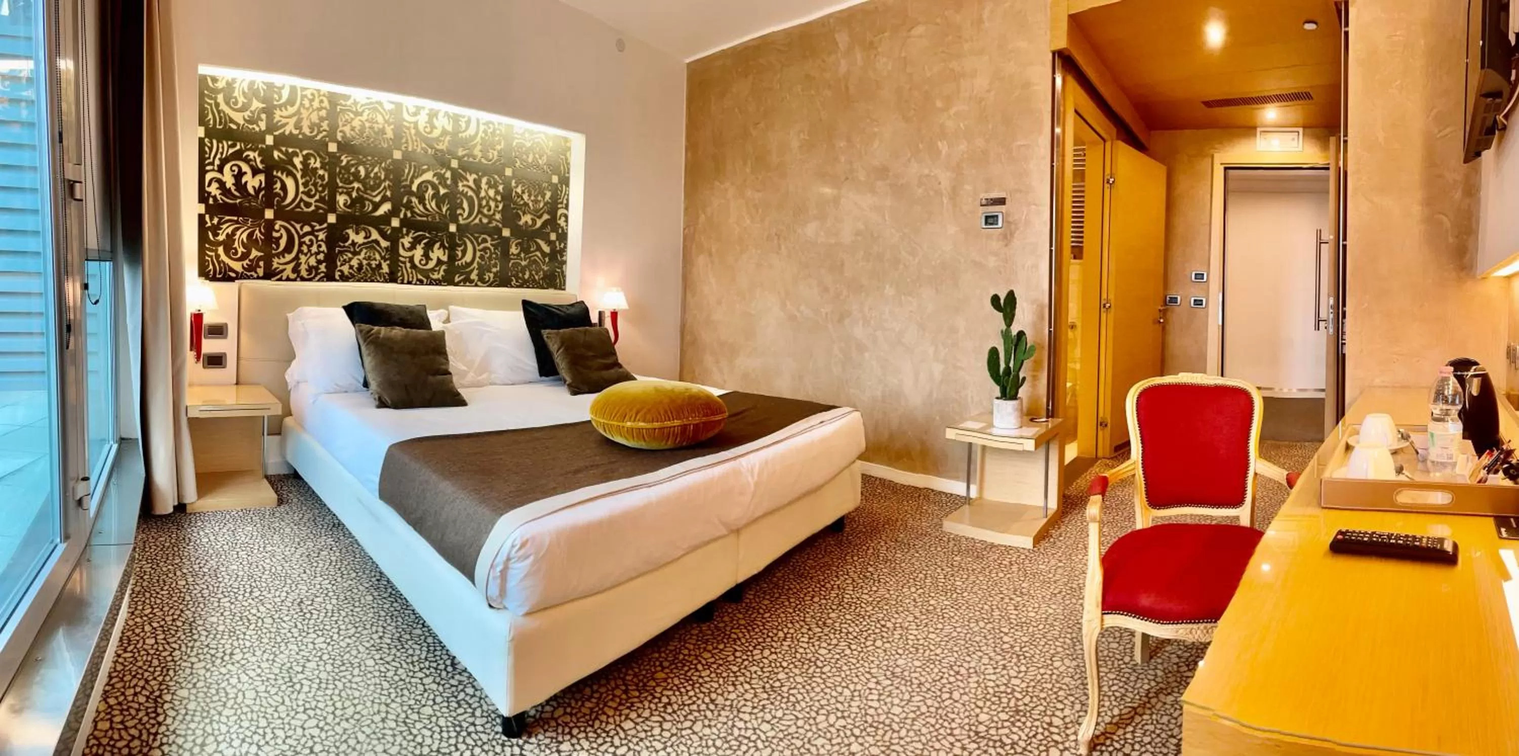 Property building, Bed in Antony Palace Hotel - Venice Airport