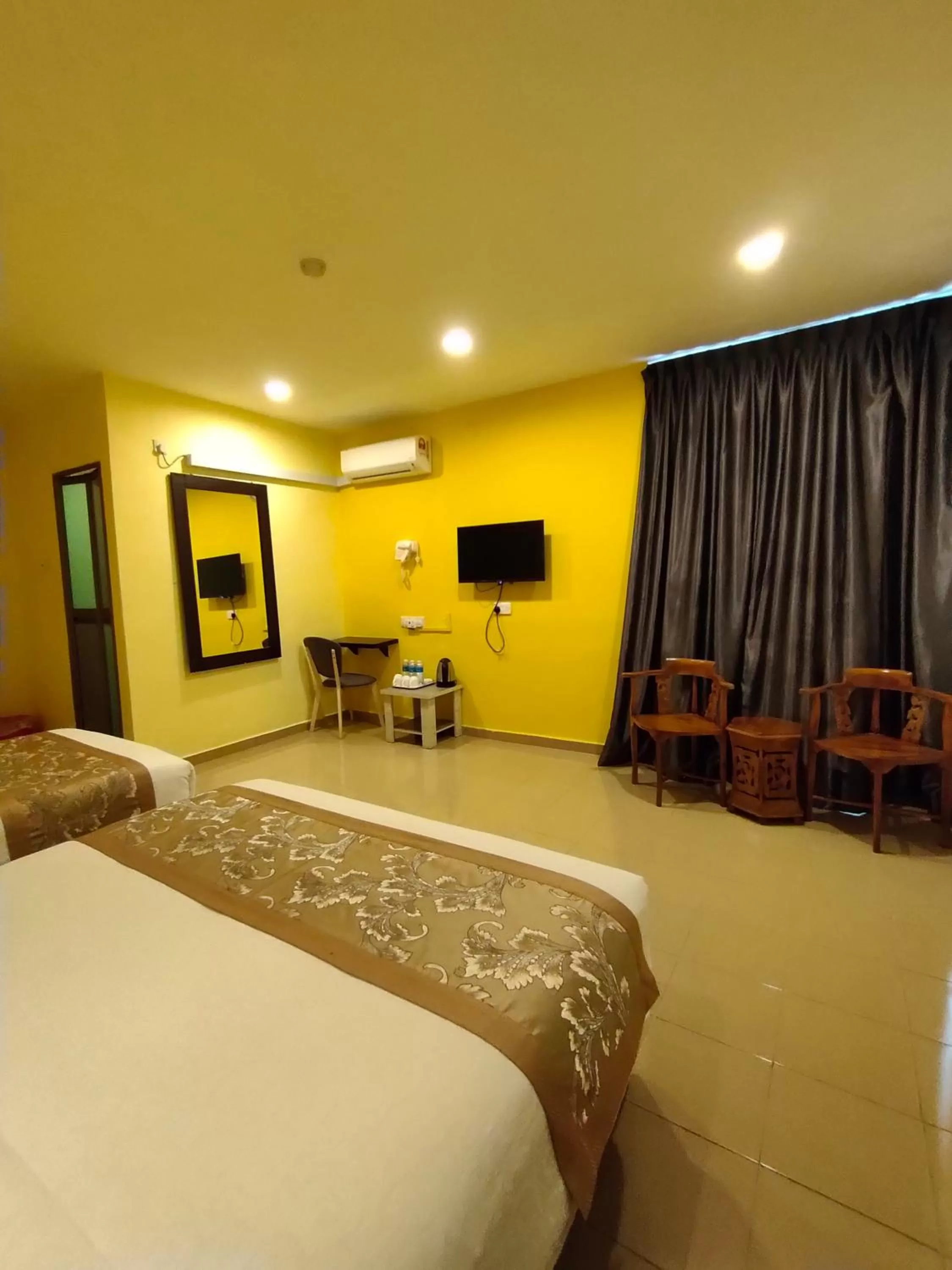 Seating area, Bed in TIONG HUA HOTEL