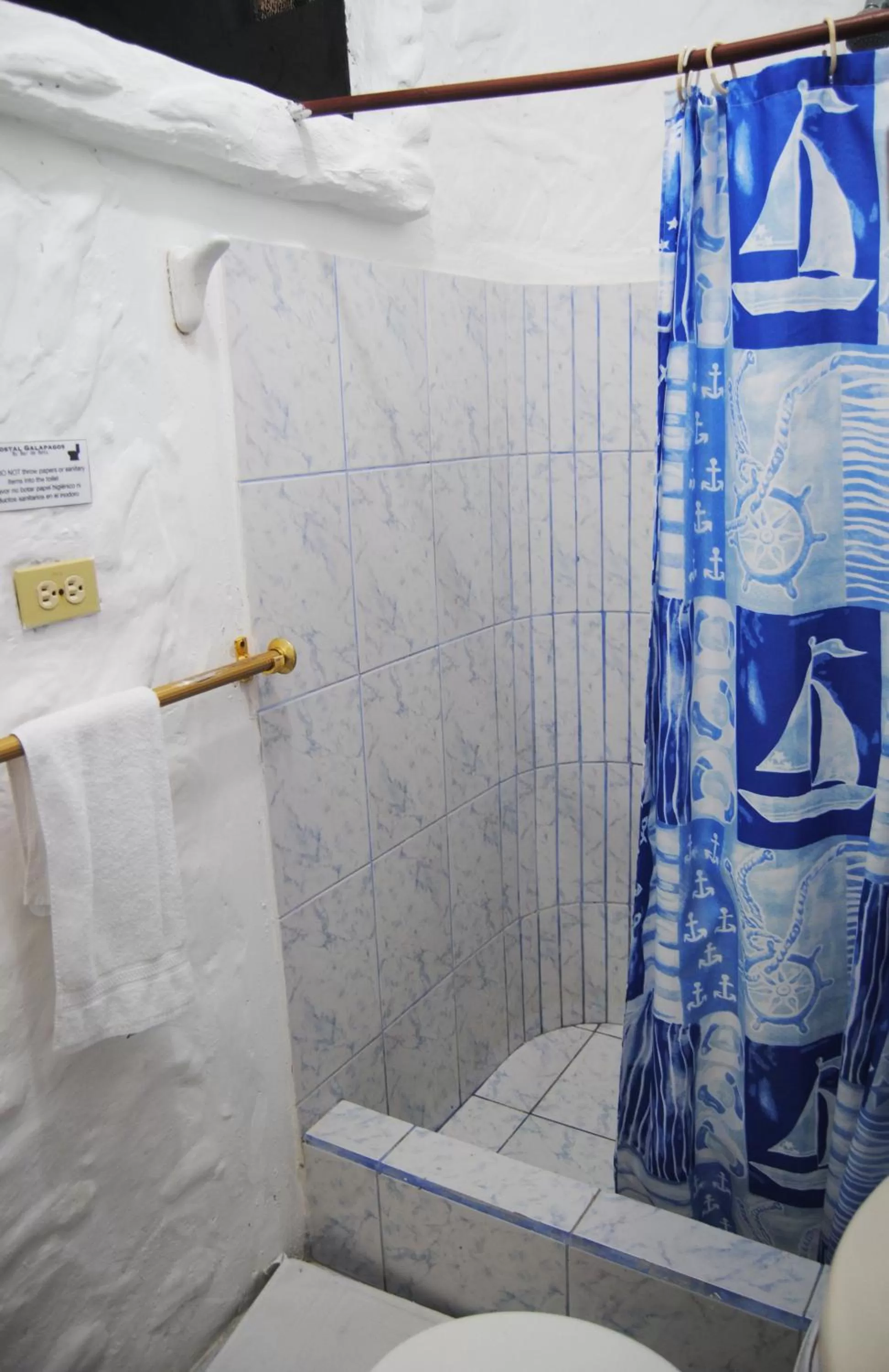 Shower, Bathroom in Hostal Galapagos by Bar de Beto