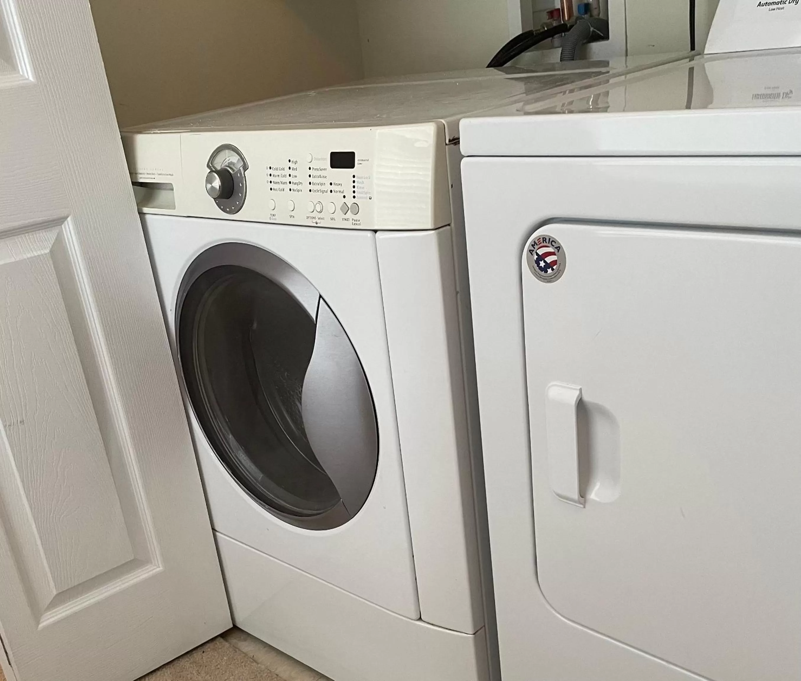 washing machine, Kitchen/Kitchenette in The Cypress Inn