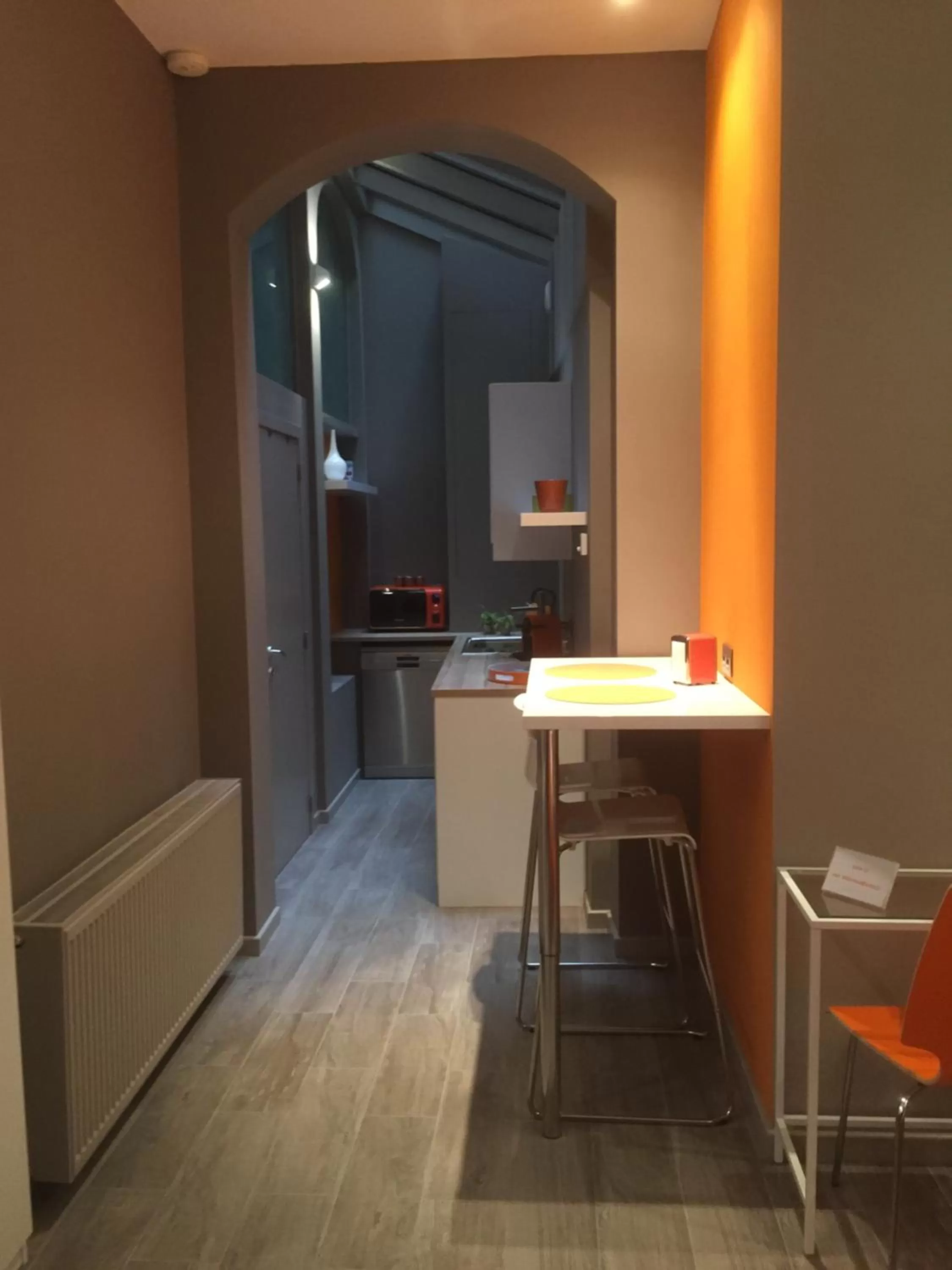 Kitchen or kitchenette in Suite 11