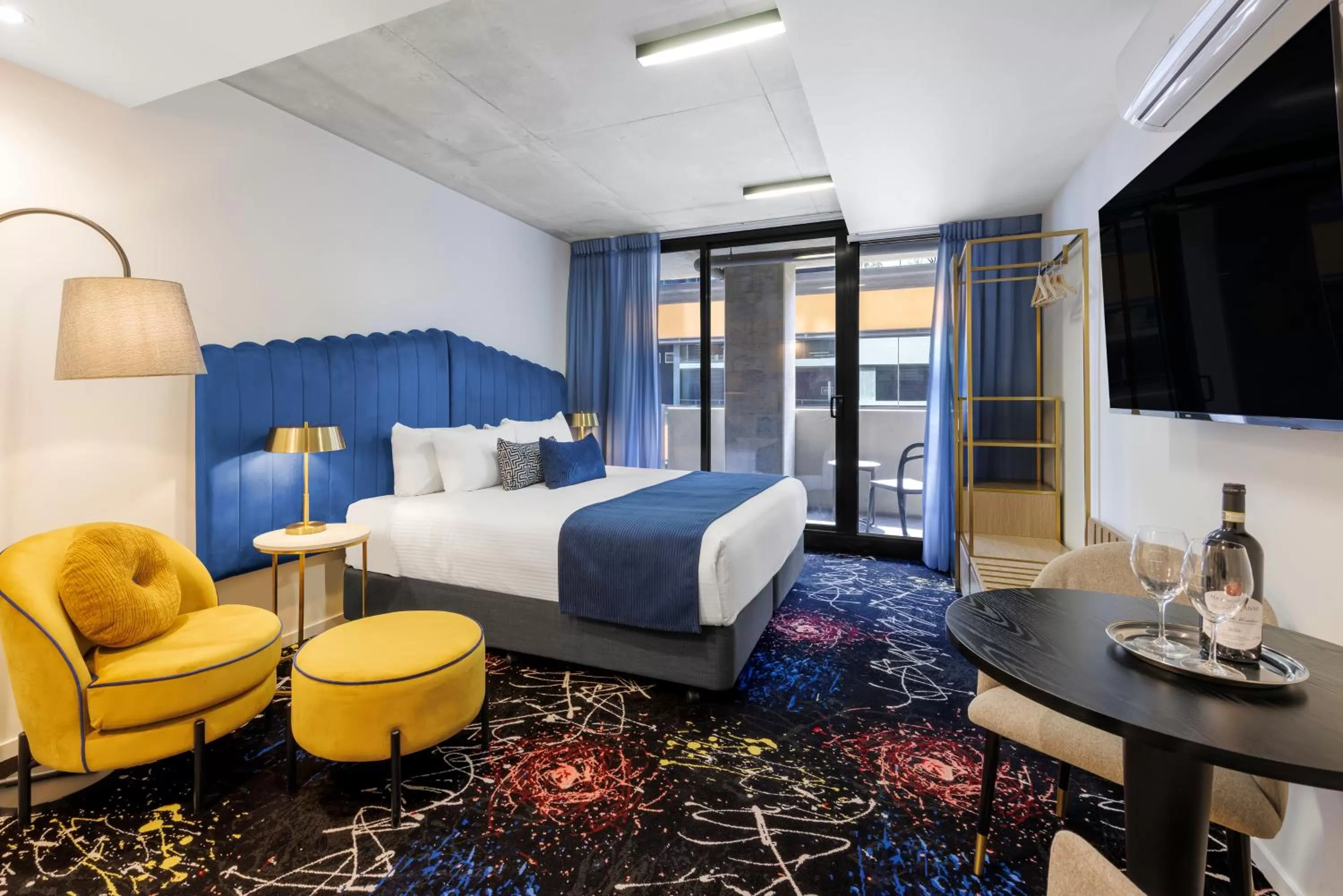 Bed in Mercure Melbourne St Kilda Road